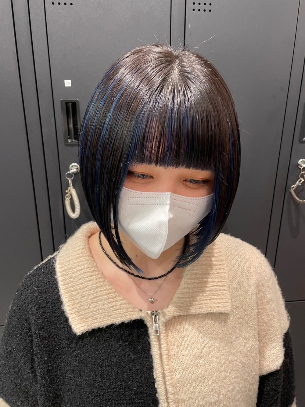 ブラック系のジャケット/アウターを着用したレディースの春コーディネートの4枚目の写真