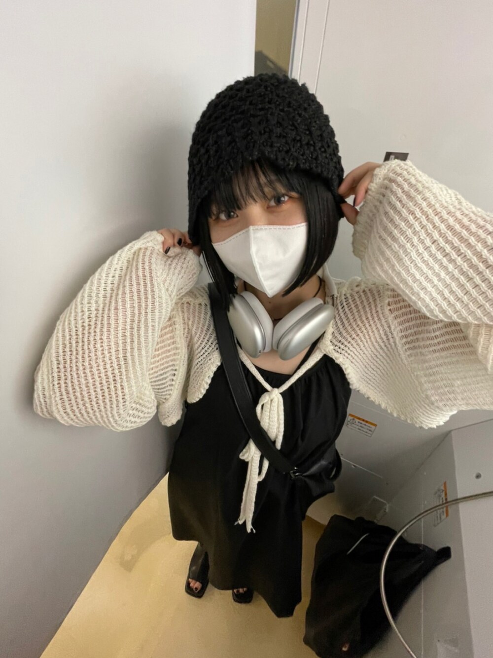 ブラック系のサンダル、ブラック系のワンピース、ホワイト系のトップスを着用したレディースの夏コーディネートの2枚目の写真