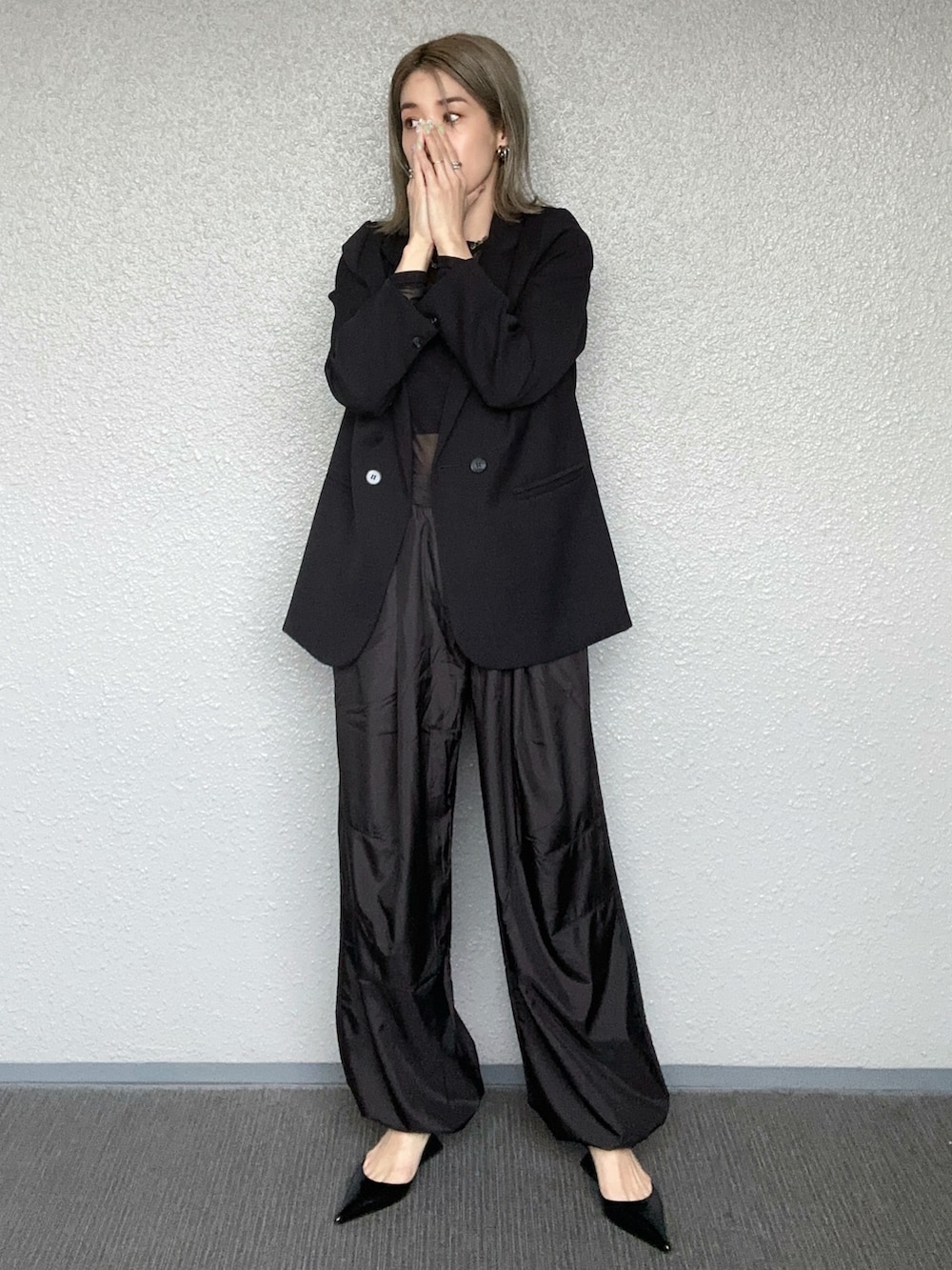 「春コーデ、シアートップス、オトナ女子、今日のコーデ、大人カジュアル、きれいめカジュアル、テーラードジャケット、me+em select、chuclla、カットソー、イージーパンツ、ブラック、黒コーデ、ジャケット、春めき満開コーデ」｜「me+em selectの【 9color 】袖ロールアップダブルテーラードジャケット（テーラードジャケット、ブラック系）」を使った、まーさんさん（骨格ナチュラル・レディース・162cm）の春コーディネートの2枚目の写真