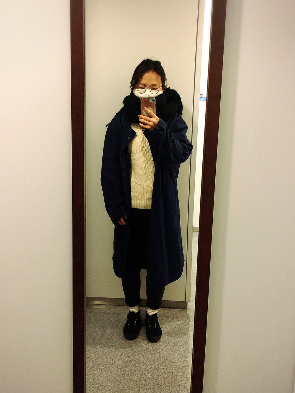 ブラック系のその他パンツ、ホワイト系のニット/セーターを着用したレディースの冬コーディネートの2枚目の写真