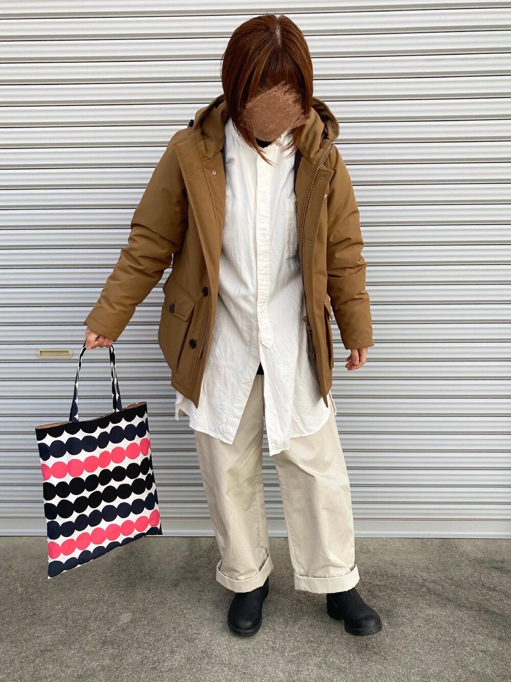 「大人カジュアル、ダウンジャケット、Danton、Bshop、無印良品、白シャツ、UNIQLO、UNIQLO U、パンツコーデ、私の推しブランド、チノパン、blundstone、マリメッコ、marimekko」｜「marimekkoのアイテム（トートバッグ、その他）」を使った、puuuupiiii2720さん（レディース・158cm）の冬コーディネートの2枚目の写真