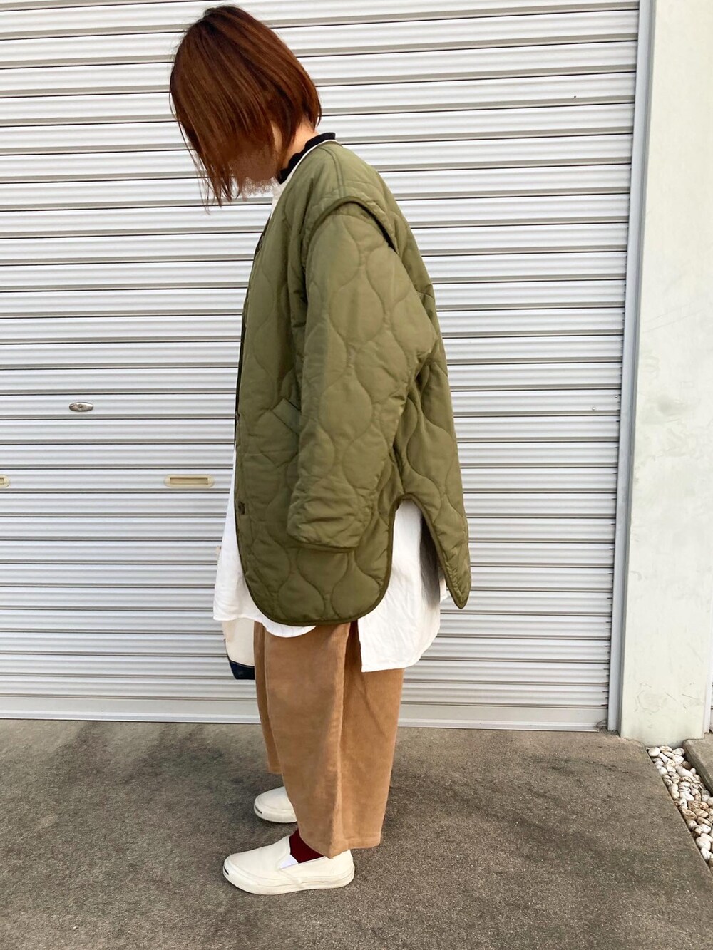 「パンツスタイル、ビッグシルエット、ordinary fits、ボールパンツ、コーデュロイパンツ、キルティングジャケット、白シャツ、スニーカーコーデ、無印良品、エルエルビーン、コンバース」｜「CONVERSEのCONVERSE:JACK PURSELL スリッポン（スニーカー、ホワイト系）」を使った、puuuupiiii2720さん（レディース・158cm）の冬コーディネートの3枚目の写真