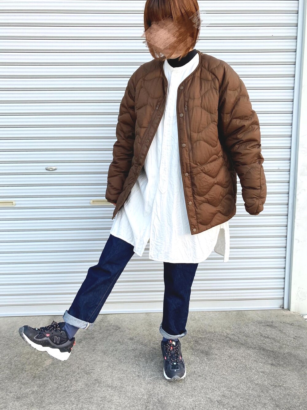 「カジュアル、冬アウター、冬コーデ、UNIQLO、ユニクロ、ホワイトマウンテニアリング、ウルトラライトダウン、無印良品、無印コーデ、大人コーデ、白シャツ、デニムコーデ、ニューバランス、ダウンジャケット、プチプラコーデ」｜「NEW BALANCEのnew balance ニューバランス WL703 レディーススニーカー 220703 BD（スニーカー、ブラック系）」を使った、puuuupiiii2720さん（レディース・158cm）の冬コーディネートの2枚目の写真