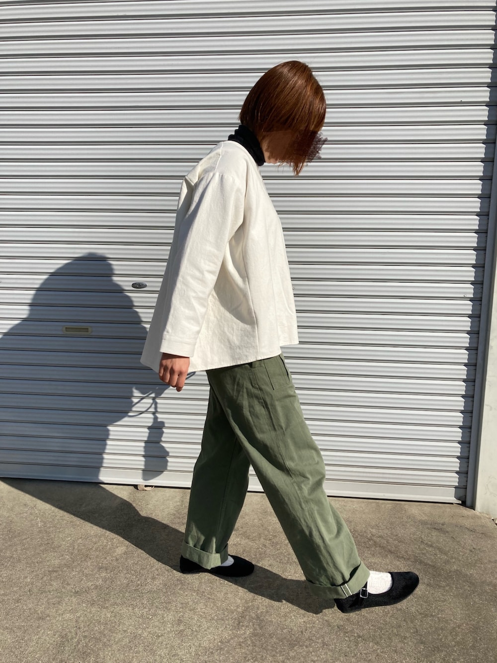 「大人カジュアル、白いトップス、カーゴパンツ、TICCA、シュベック(SVEC)、カンフーシューズ、SVEC(SVEC)、シンプルコーデ、春コーデ、おしゃれさんと繋がりたい」｜「TICCAの【TICCA】アーミーパンツ WOMEN（カーゴパンツ、グリーン系）」を使った、puuuupiiii2720さん（レディース・158cm）の冬コーディネートの3枚目の写真