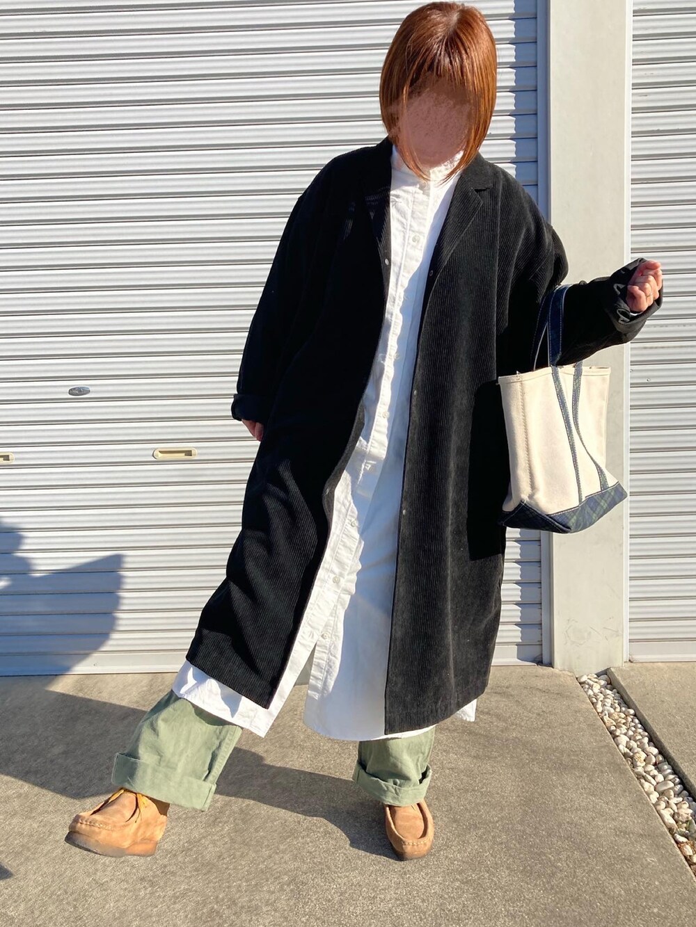 「休日コーデ、カジュアルコーデ、無印良品、MUJI、MUJI Labo、シャツワンピース、カーゴパンツ、クラークス、エルエルビーン、LLBean、私の推しブランド、ワンピーススタイル」｜「L.L.Beanの＜L.L.Bean＞TOTE BAG M/バッグ.（トートバッグ、ブラック系）」を使った、puuuupiiii2720さん（レディース・158cm）の冬コーディネートの2枚目の写真