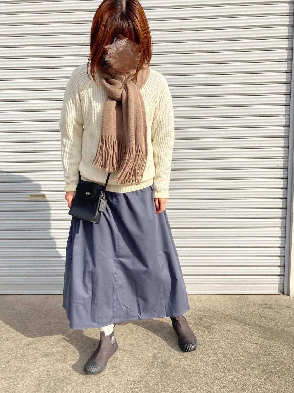 「冬コーデ、大人カジュアル、秋冬コーデ、ニット、ワンピース、スニーカーコーデ、コンバース ハイカット、おしゃれさんと繋がりたい、FUDGE」｜「Libra Cueの2wayボリュームスリーブワンピース（ワンピース、グレー系）」を使った、puuuupiiii2720さん（レディース・158cm）の冬コーディネートの2枚目の写真