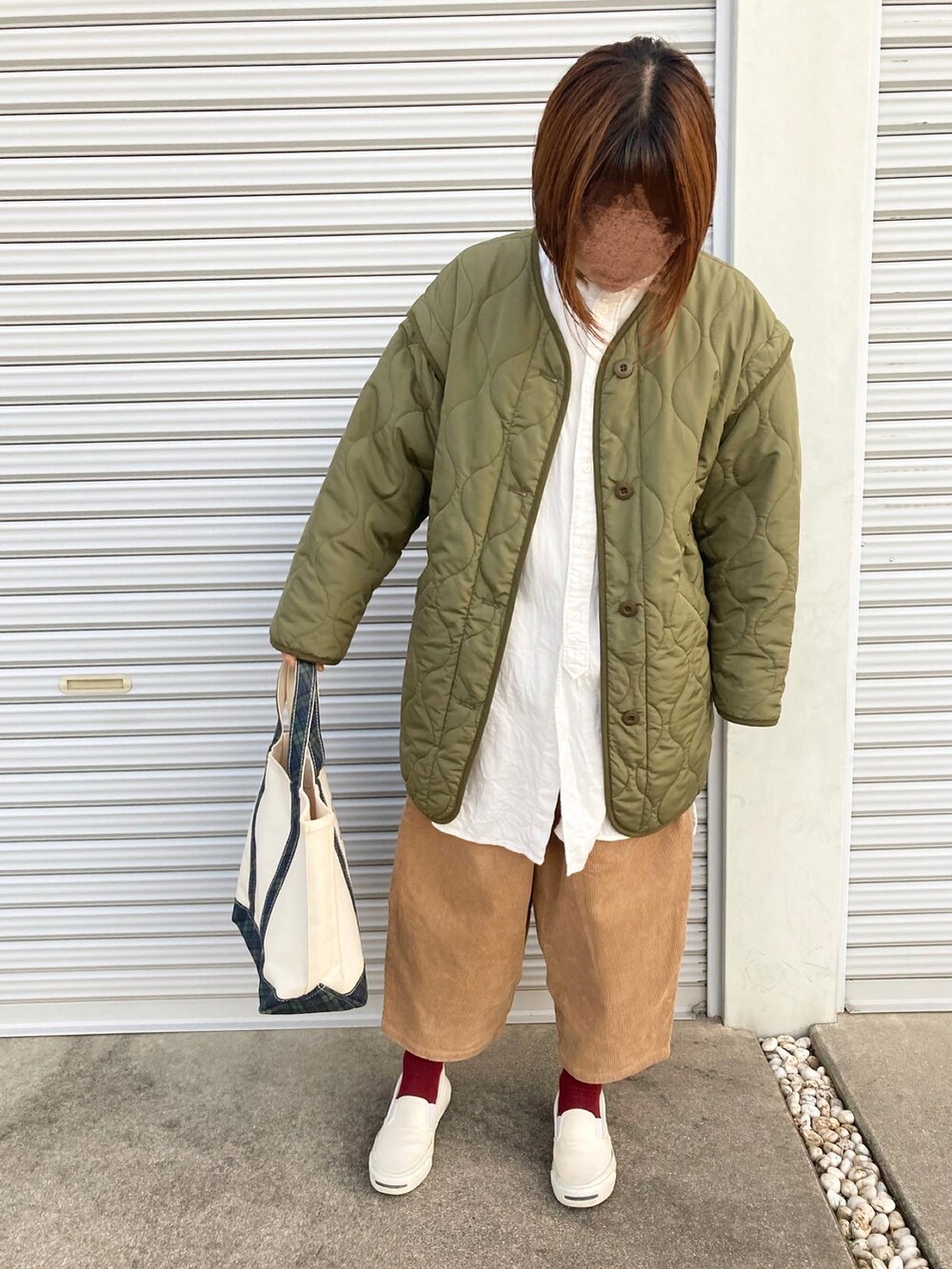「パンツスタイル、ビッグシルエット、ordinary fits、ボールパンツ、コーデュロイパンツ、キルティングジャケット、白シャツ、スニーカーコーデ、無印良品、エルエルビーン、コンバース」｜「CONVERSEのCONVERSE:JACK PURSELL スリッポン（スニーカー、ホワイト系）」を使った、puuuupiiii2720さん（レディース・158cm）の冬コーディネートの2枚目の写真