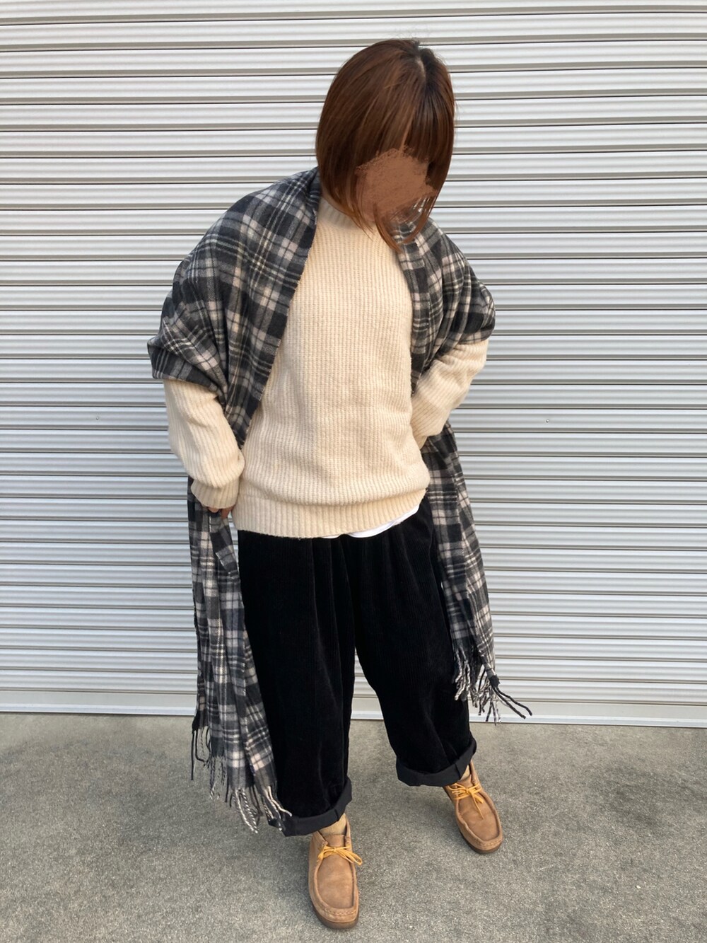 「大人カジュアル、ニットコーデ、チャオパニックティピー(CIAOPANIC TYPY)、サーカスパンツ、コーデュロイパンツ、クラークス、冬コーデ、シンプル、ストールコーデ、おしゃれさんと繋がりたい」｜「MERLOTのコーデュロイパンツ（その他パンツ、ブラック系）」を使った、puuuupiiii2720さん（レディース・158cm）の冬コーディネートの2枚目の写真