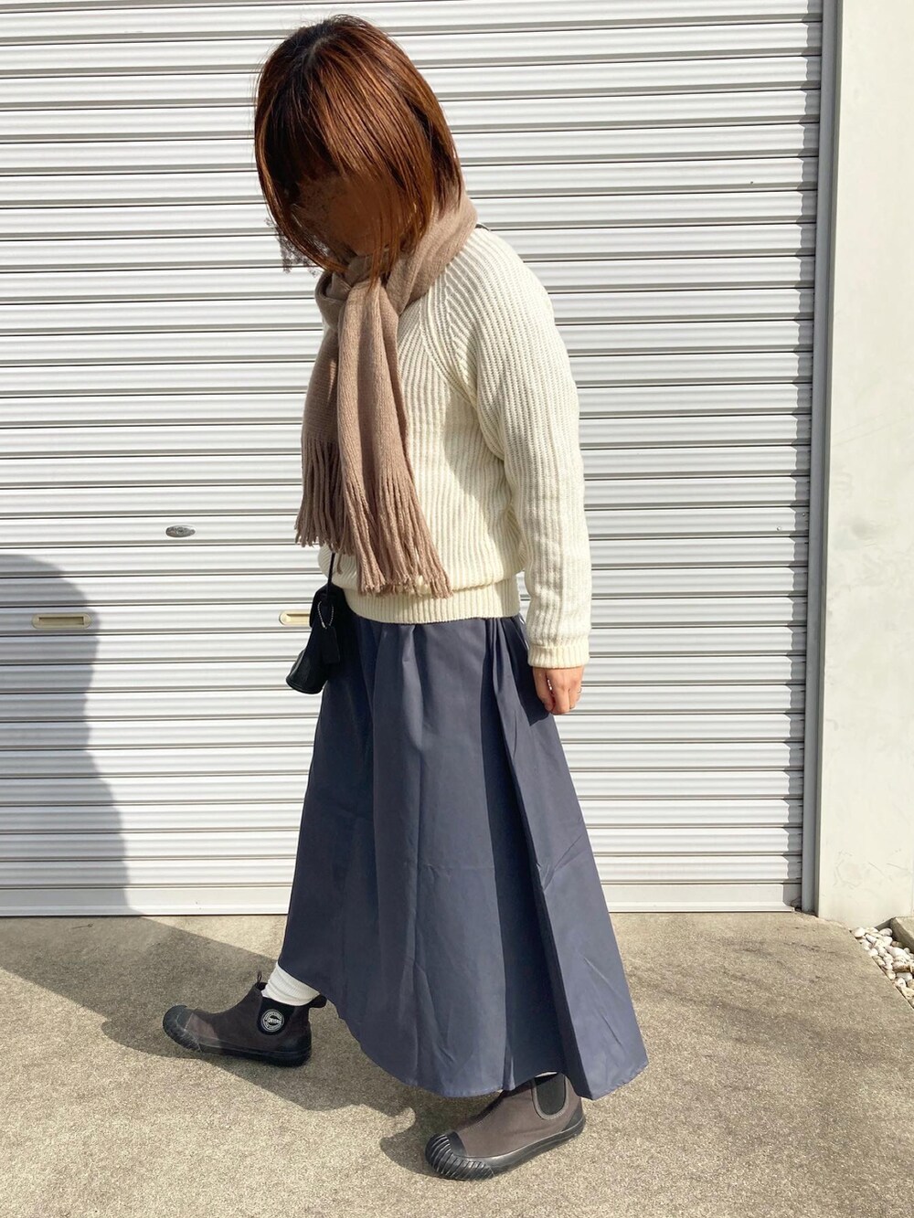 「冬コーデ、大人カジュアル、秋冬コーデ、ニット、ワンピース、スニーカーコーデ、コンバース ハイカット、おしゃれさんと繋がりたい、FUDGE」｜「Libra Cueの2wayボリュームスリーブワンピース（ワンピース、グレー系）」を使った、puuuupiiii2720さん（レディース・158cm）の冬コーディネートの3枚目の写真