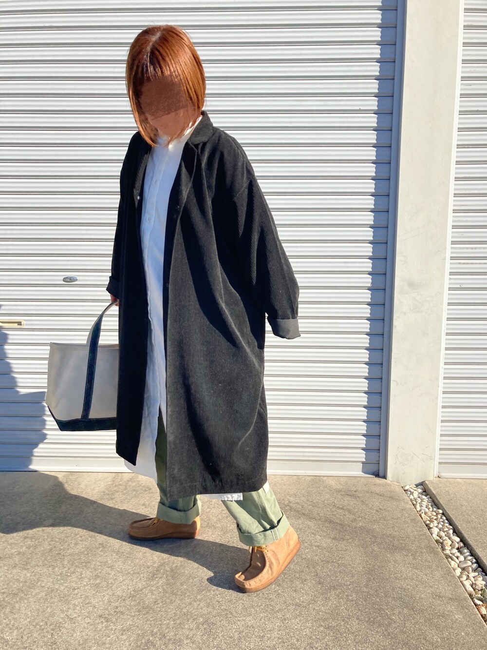 「休日コーデ、カジュアルコーデ、無印良品、MUJI、MUJI Labo、シャツワンピース、カーゴパンツ、クラークス、エルエルビーン、LLBean、私の推しブランド、ワンピーススタイル」｜「L.L.Beanの＜L.L.Bean＞TOTE BAG M/バッグ.（トートバッグ、ブラック系）」を使った、puuuupiiii2720さん（レディース・158cm）の冬コーディネートの3枚目の写真