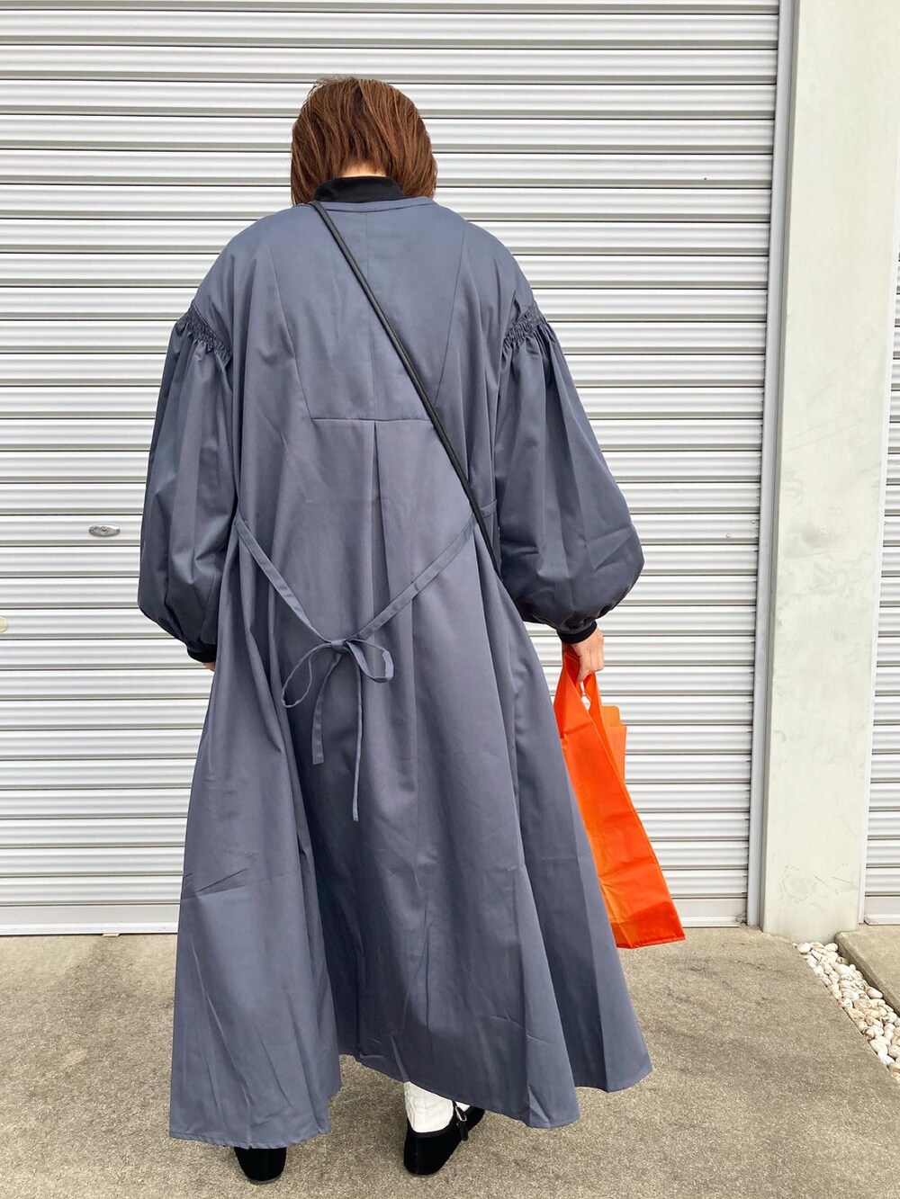 「大人コーデ、カジュアルガーリー、プチプラ、ワンピース、ロングワンピース、Libra Cue、カンフーシューズ、シュベック(SVEC)、クリスマスに着たい服、冬、冬のコーデ、おしゃれさんと繋がりたい」｜「asobozeのアイテム（エコバッグ/サブバッグ、オレンジ系）」を使った、puuuupiiii2720さん（レディース・158cm）の冬コーディネートの3枚目の写真