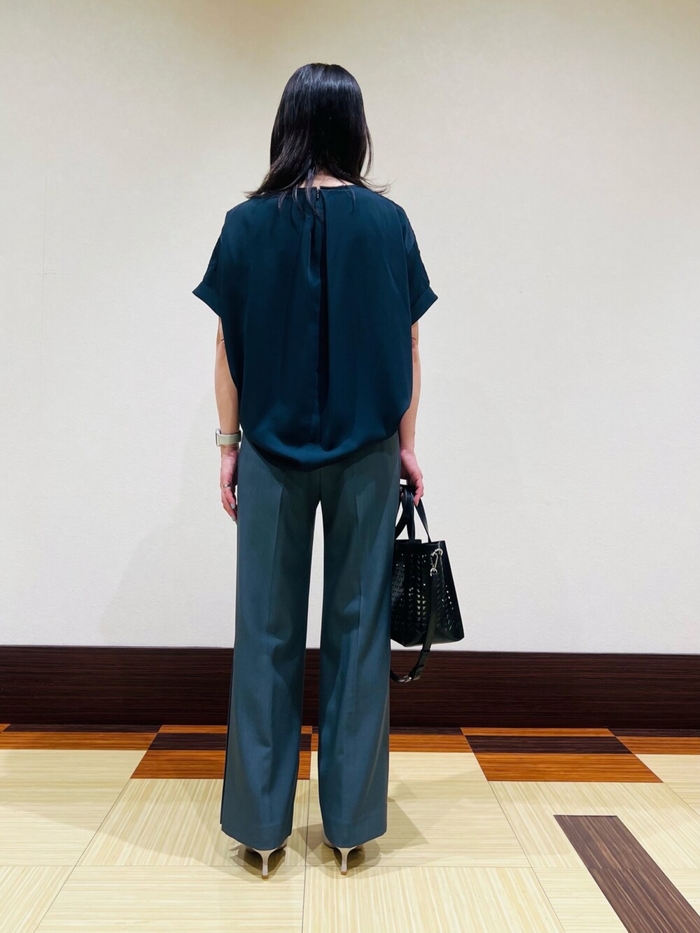 ブラック系のシャツ/ブラウス、グリーン系のその他パンツ、ブラック系のハンドバッグを着用したレディースの夏コーディネートの5枚目の写真