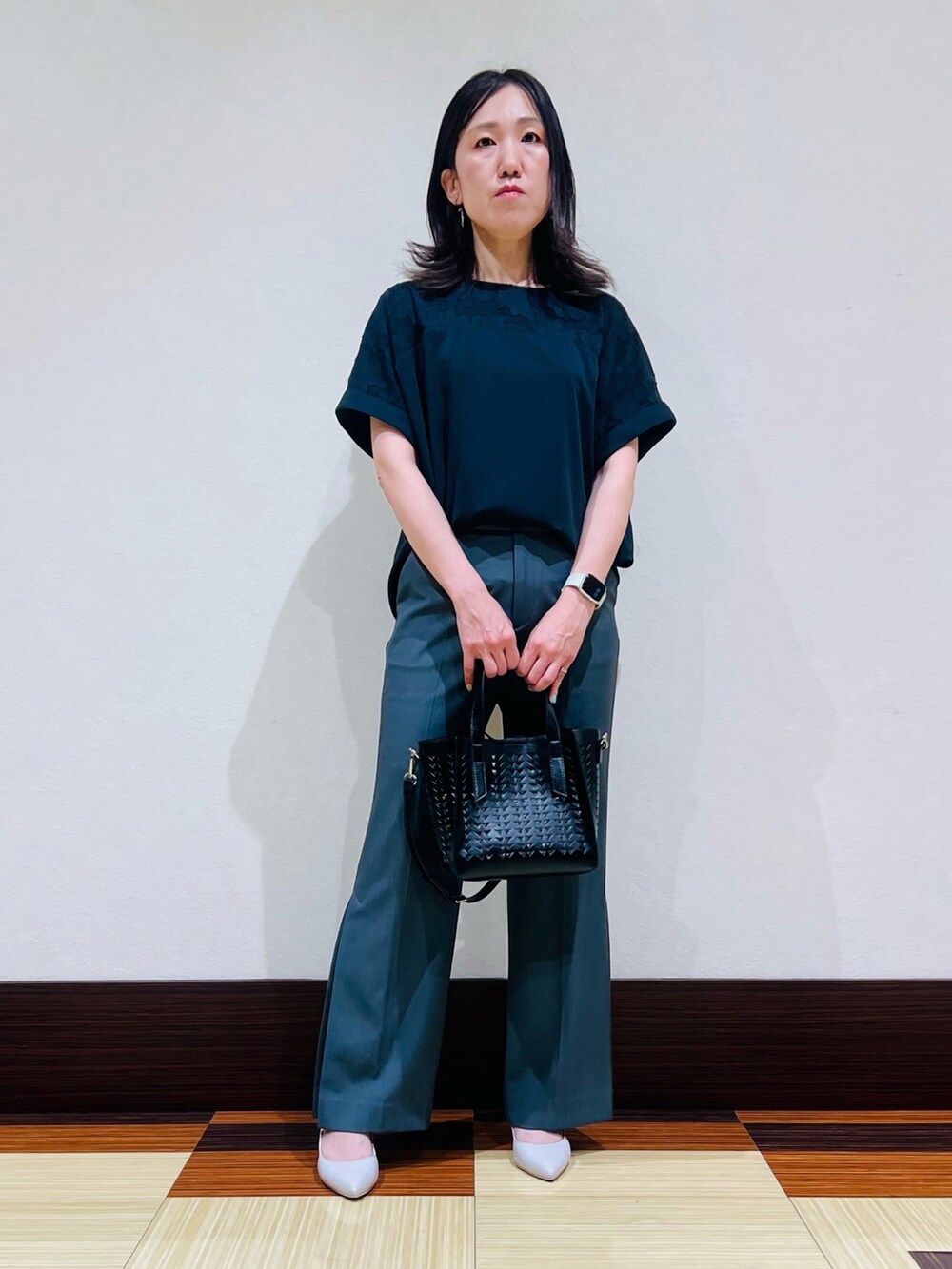 ブラック系のシャツ/ブラウス、グリーン系のその他パンツ、ブラック系のハンドバッグを着用したレディースの夏コーディネートの2枚目の写真