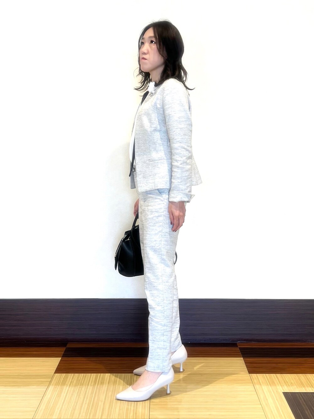 ブラック系のノーカラージャケット、ホワイト系のシャツ/ブラウス、ブラック系のその他パンツを着用したレディースの春コーディネートの3枚目の写真