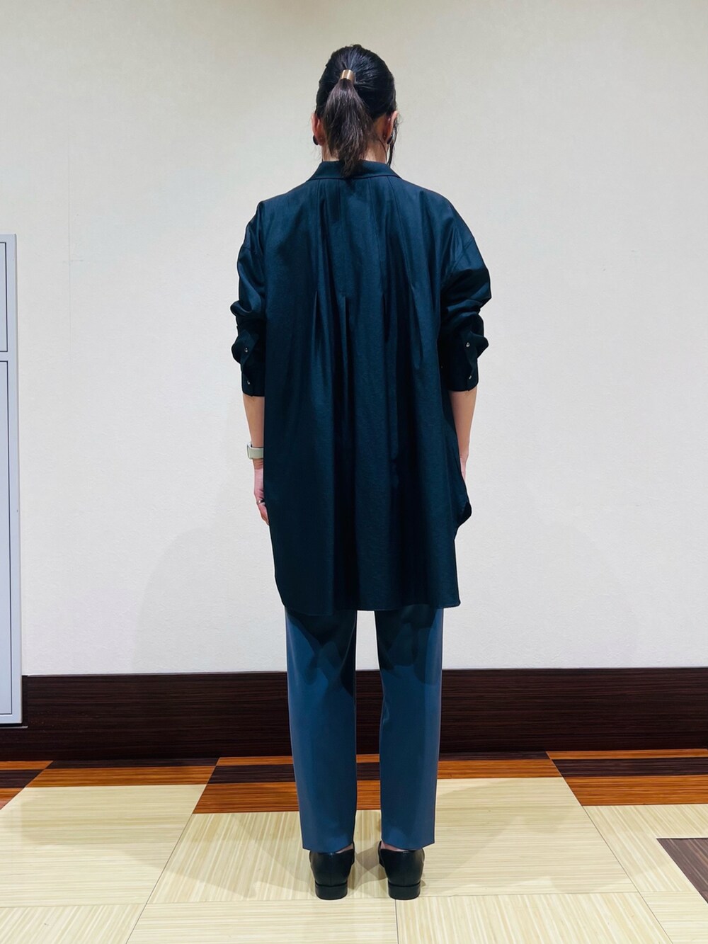 ブラック系のシャツ/ブラウス、ホワイト系のTシャツ/カットソー、グレー系のその他パンツを着用したレディースの秋コーディネートの5枚目の写真