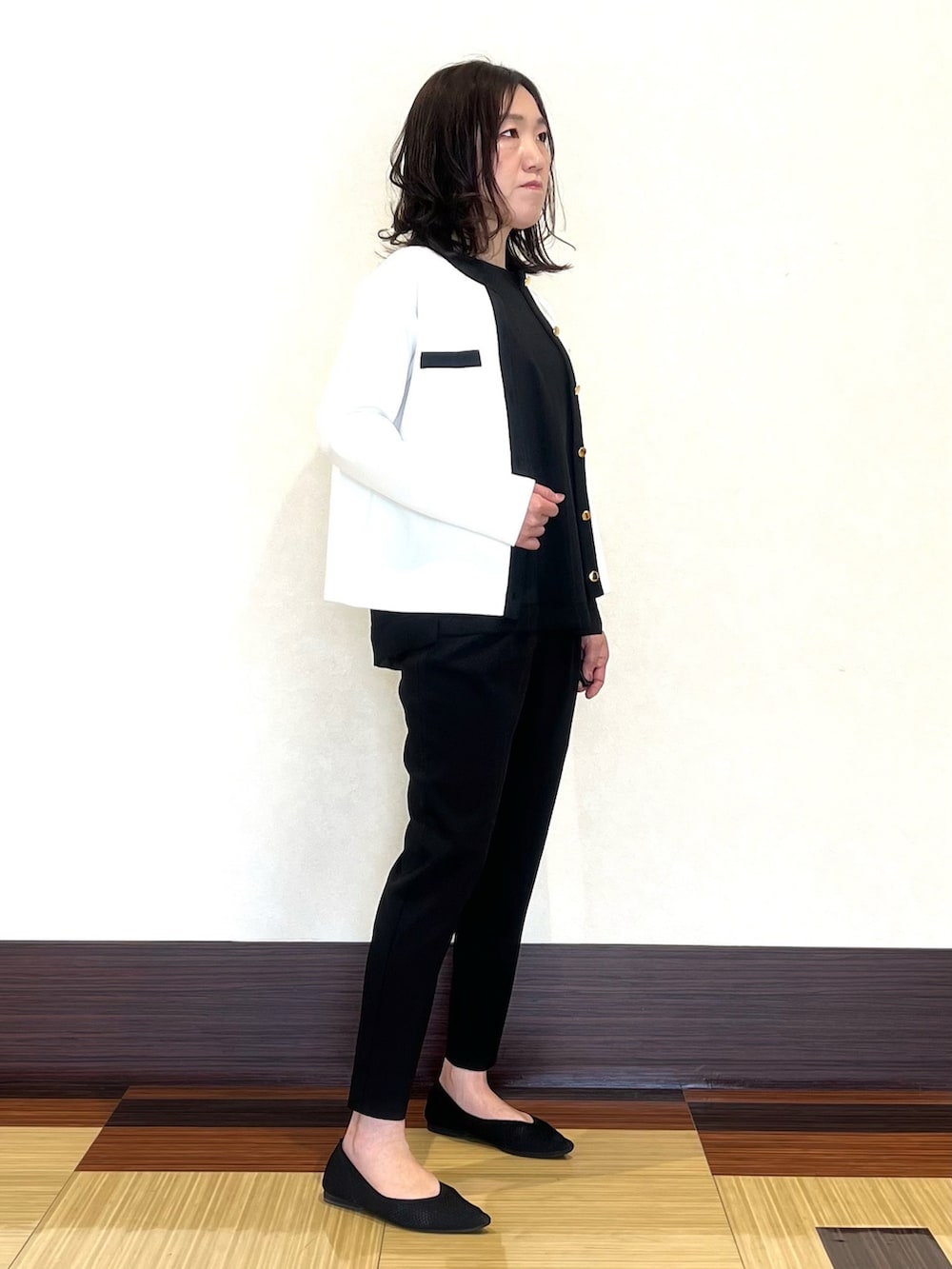 ホワイト系のカーディガン/ボレロ、ブルー系のシャツ/ブラウス、ブルー系のその他パンツを着用したレディースの春コーディネートの3枚目の写真