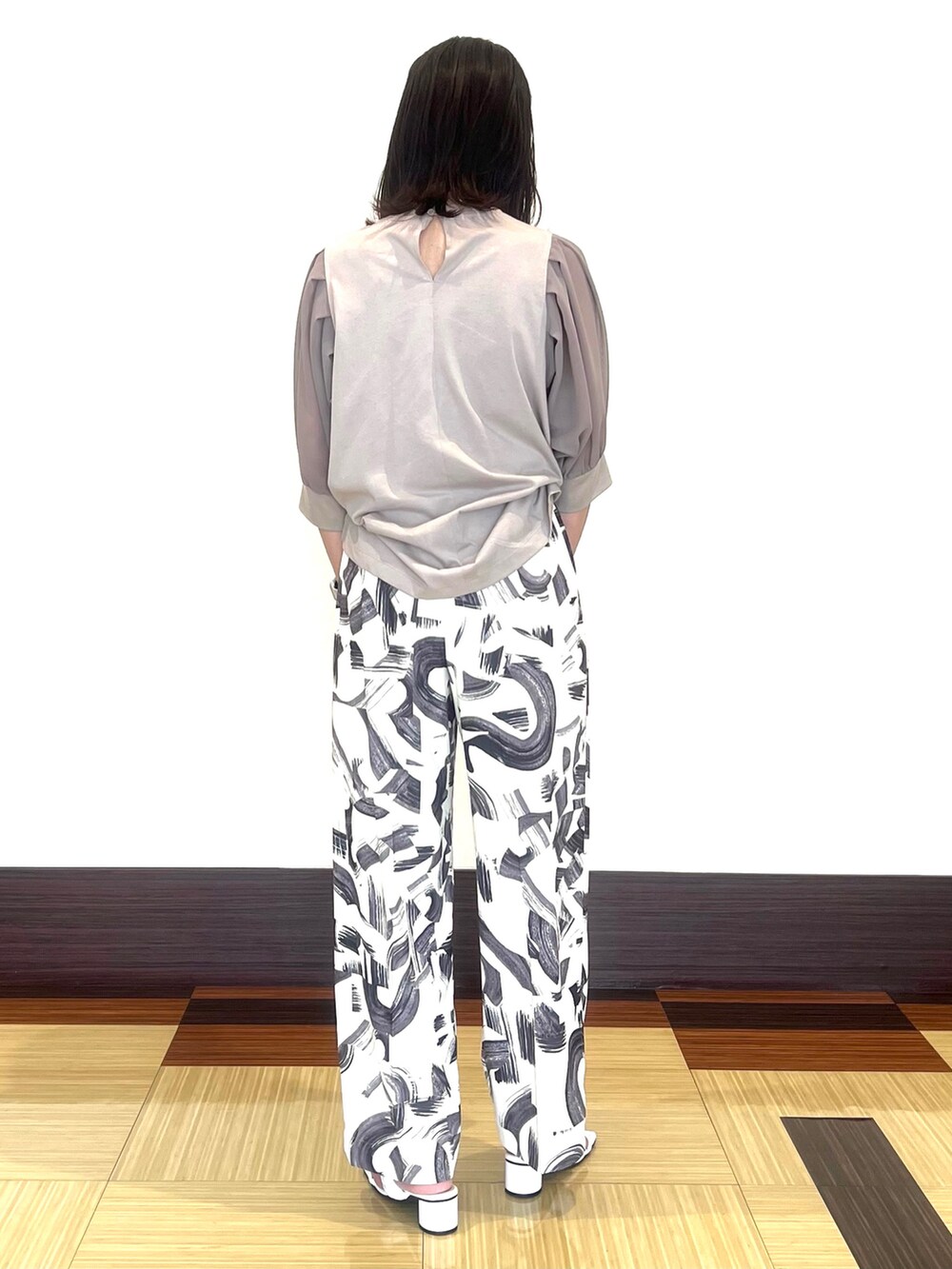 ベージュ系のTシャツ/カットソー、ホワイト系のその他パンツ、ホワイト系のサンダルを着用したレディースの夏コーディネートの4枚目の写真