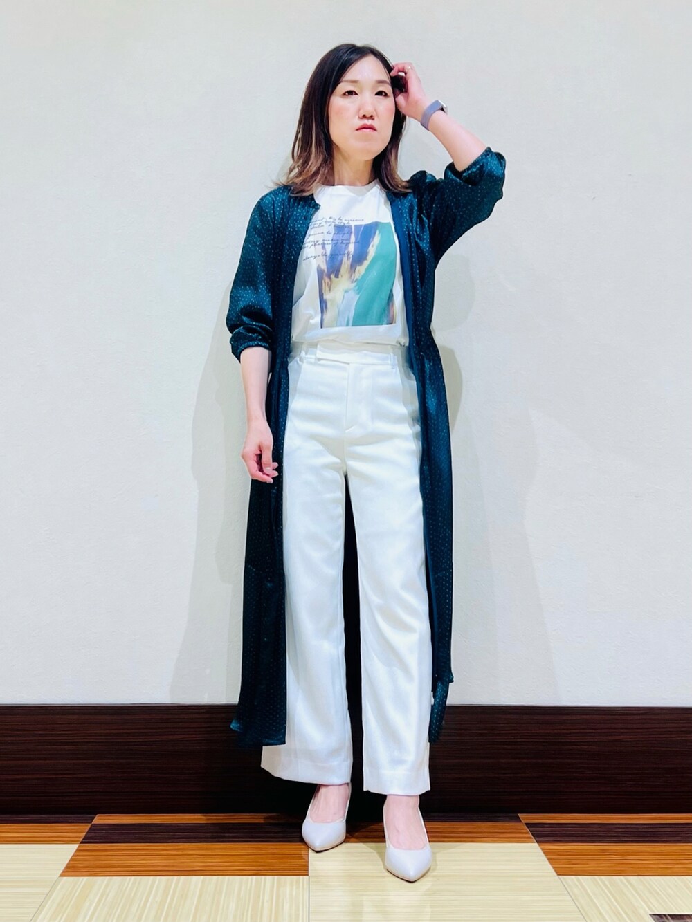 ホワイト系のTシャツ/カットソー、ブルー系のワンピース、ホワイト系のその他パンツを着用したレディースの夏コーディネートの3枚目の写真