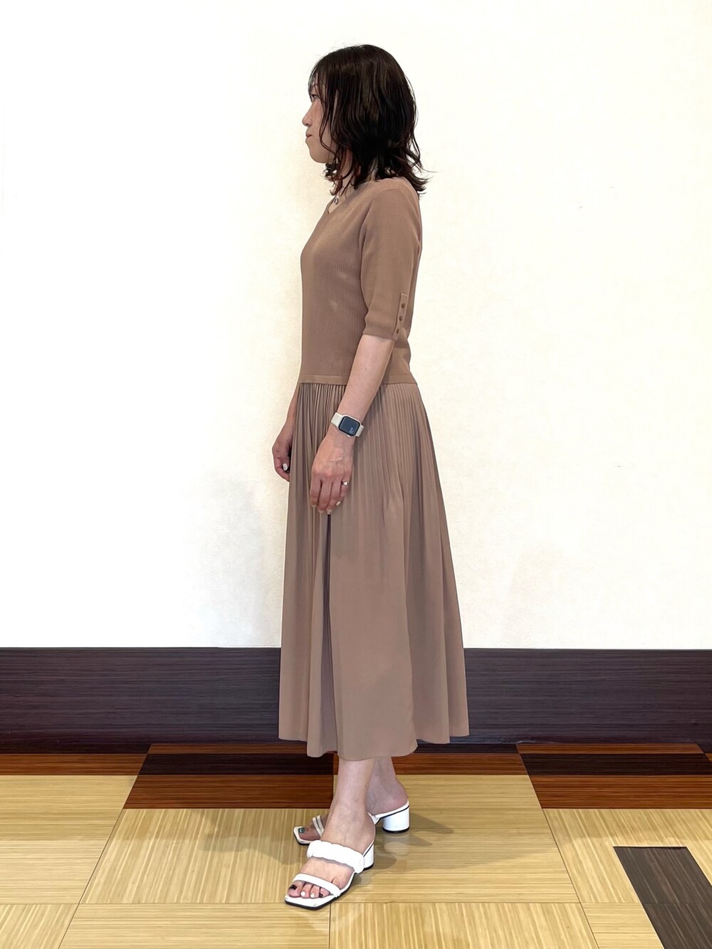 ベージュ系のワンピース、イエロー系のショルダーバッグ、ホワイト系のサンダルを着用したレディースの夏コーディネートの4枚目の写真