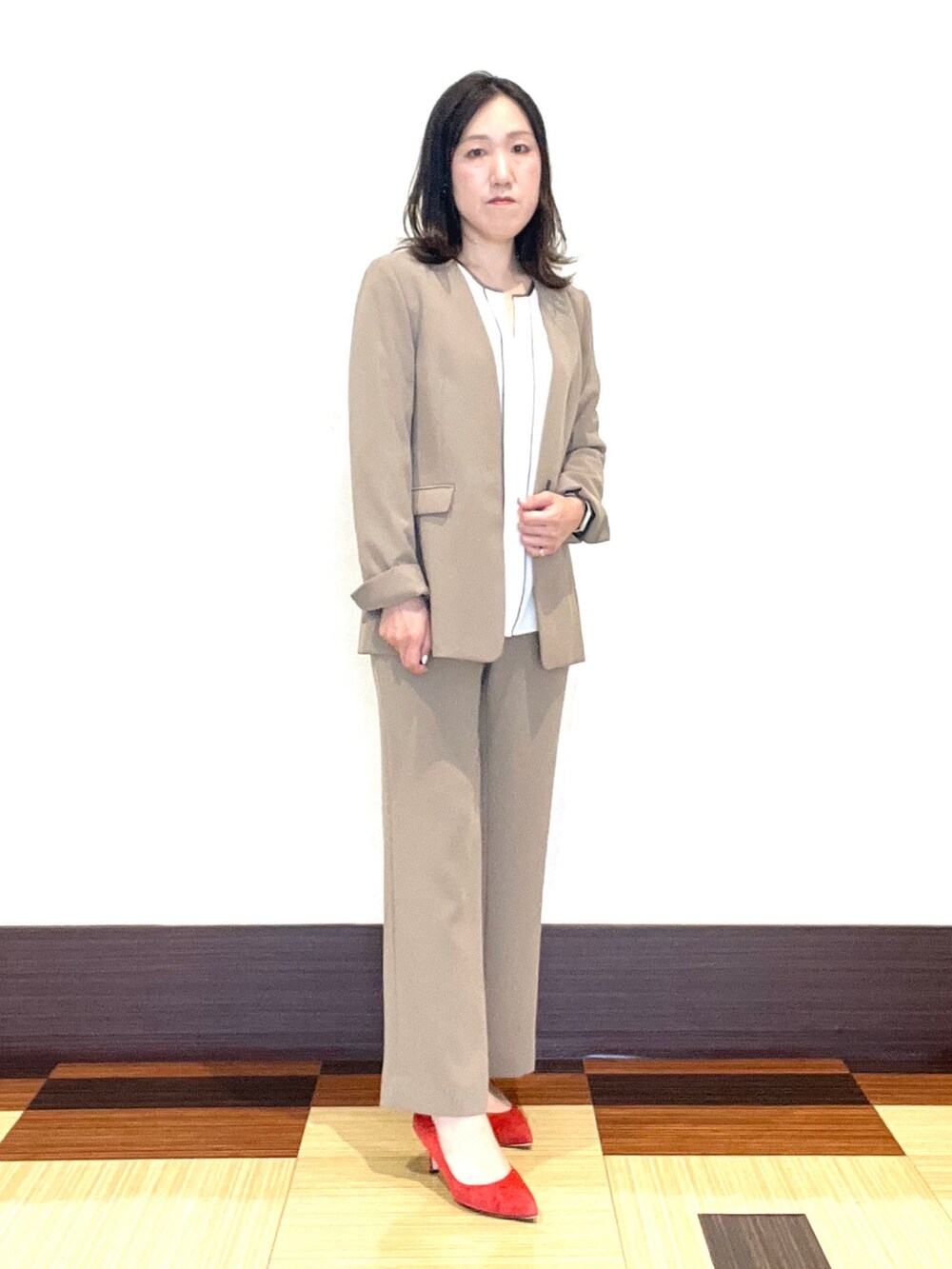 ホワイト系のシャツ/ブラウス、ベージュ系のその他パンツ、ベージュ系のスーツジャケットを着用したレディースの秋コーディネートの3枚目の写真