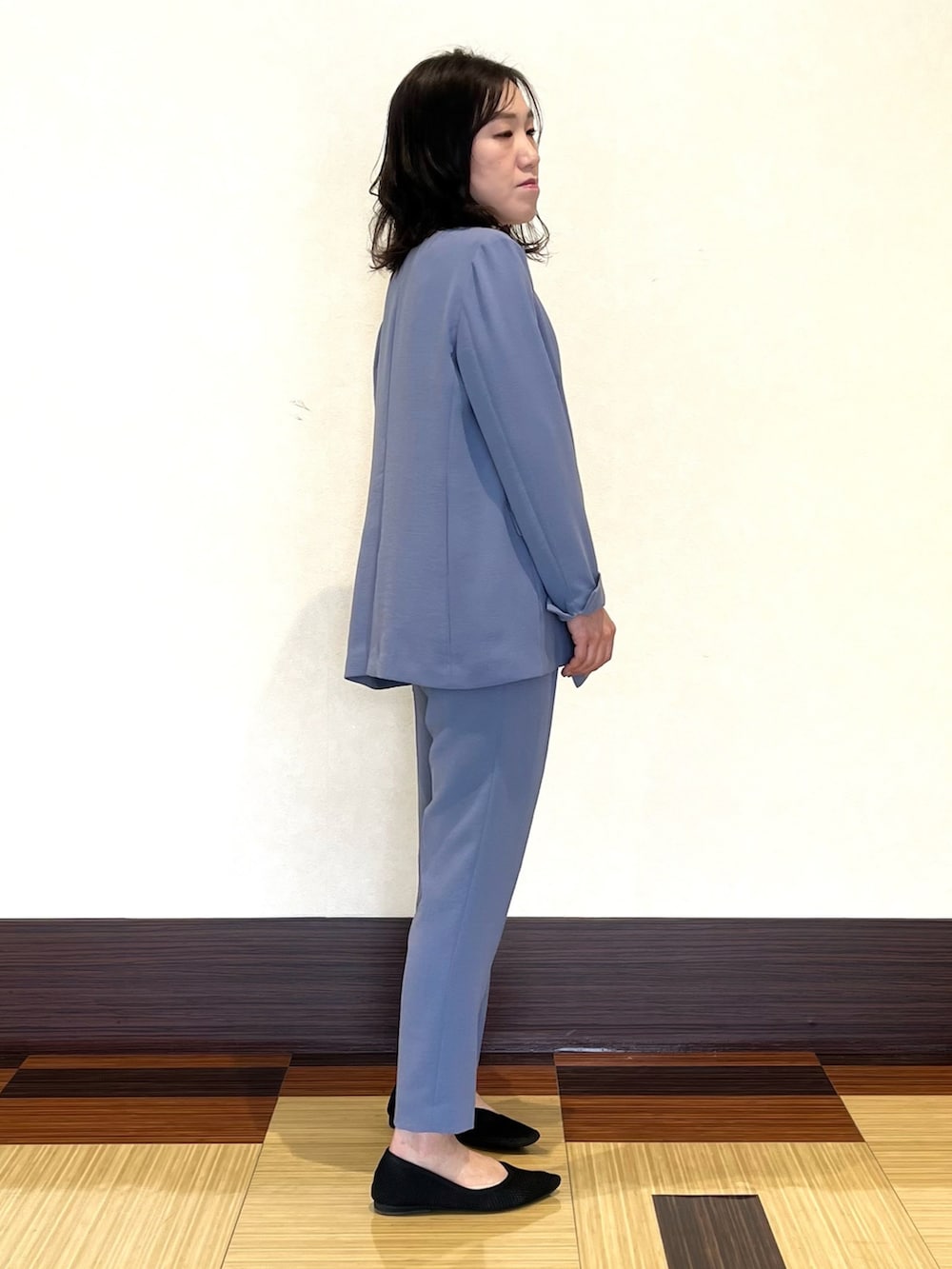 ブルー系のスーツジャケット、ホワイト系のシャツ/ブラウス、ブルー系のスーツパンツを着用したレディースの春コーディネートの4枚目の写真