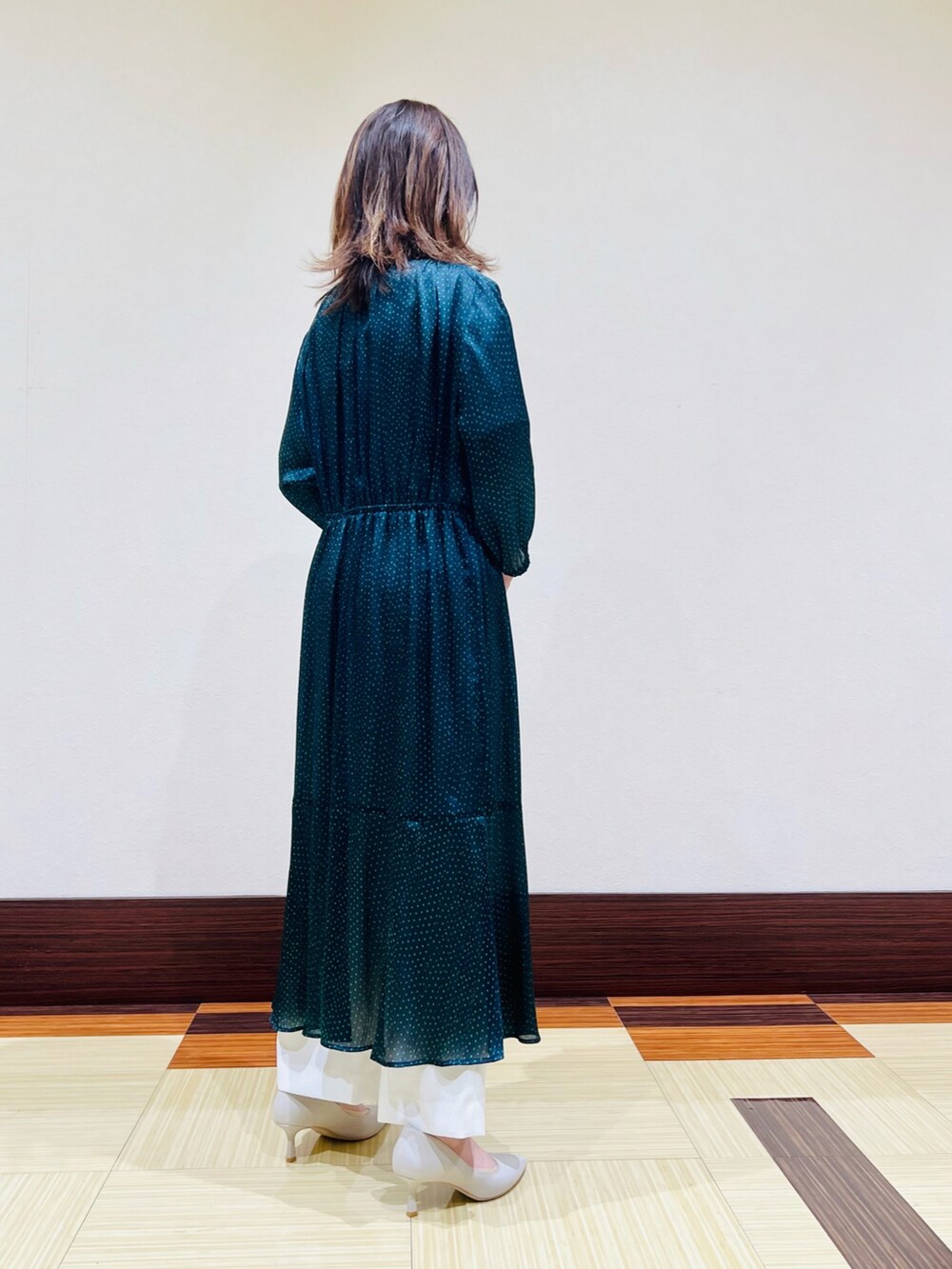 ホワイト系のTシャツ/カットソー、ブルー系のワンピース、ホワイト系のその他パンツを着用したレディースの夏コーディネートの5枚目の写真