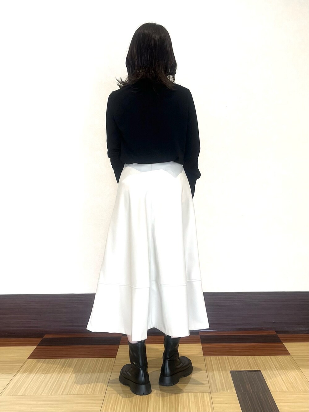 ブラック系のニット/セーター、ブラック系のニット/セーター、ブラック系のブーツを着用したレディースの秋コーディネートの5枚目の写真