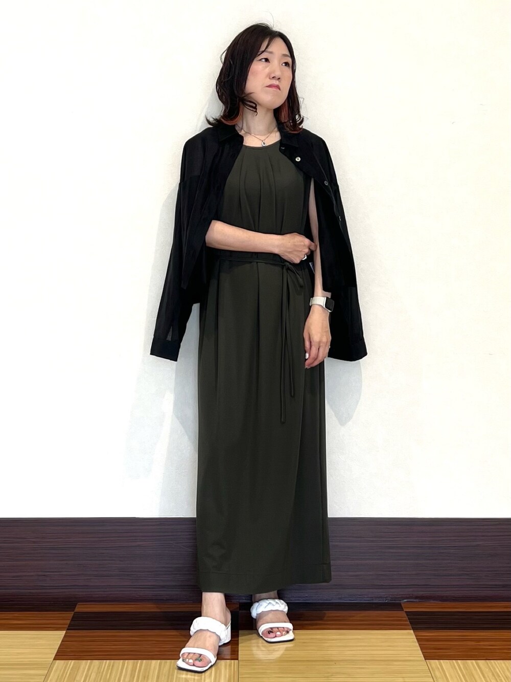 ブラック系のシャツ/ブラウス、グリーン系のワンピース、ホワイト系のサンダルを着用したレディースの夏コーディネートの3枚目の写真