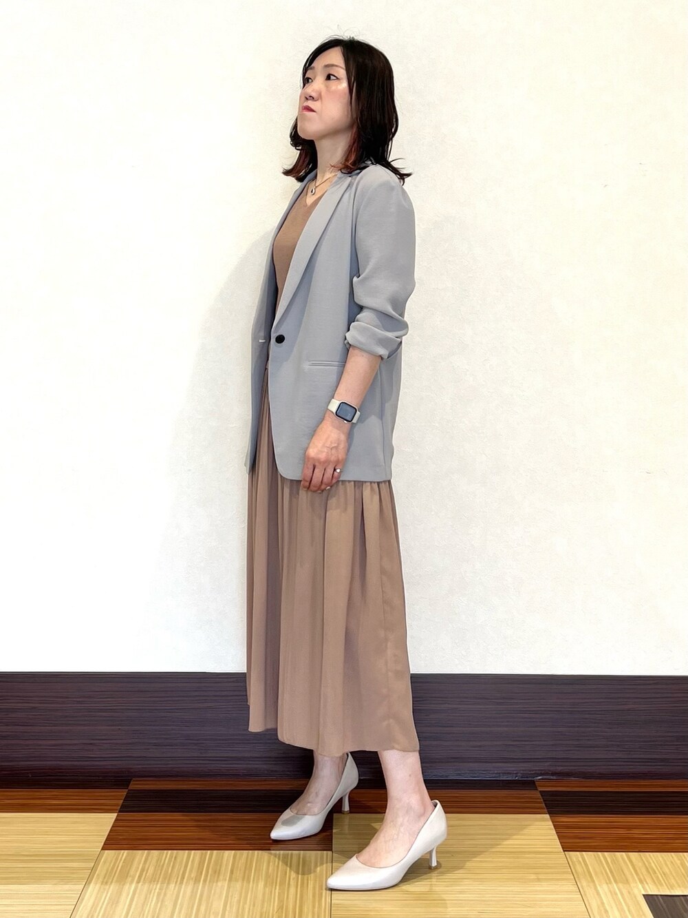 ベージュ系のワンピース、ベージュ系のスーツジャケット、ベージュ系のパンプスを着用したレディースの夏コーディネートの4枚目の写真