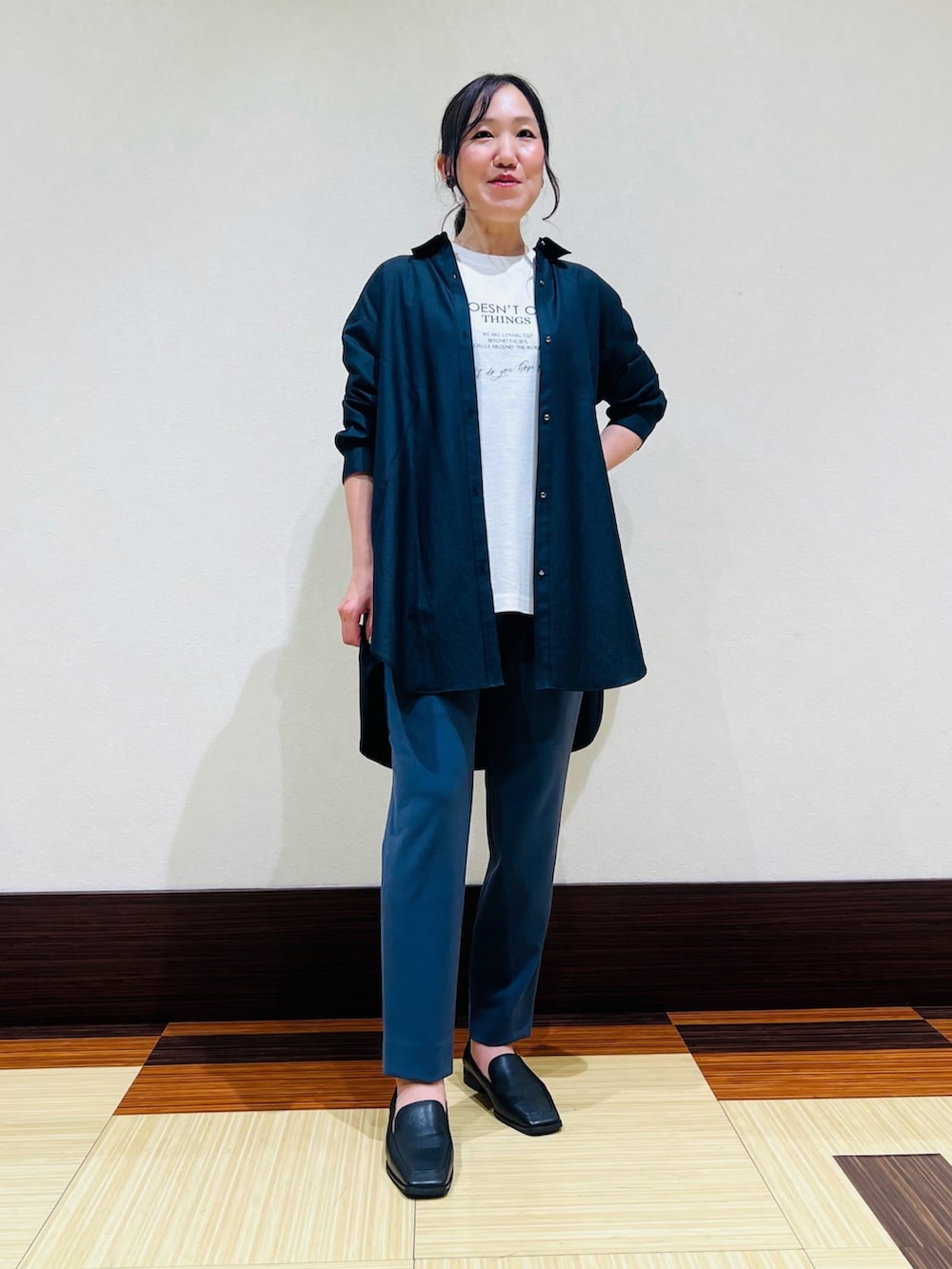 ブラック系のシャツ/ブラウス、ホワイト系のTシャツ/カットソー、グレー系のその他パンツを着用したレディースの秋コーディネートの3枚目の写真