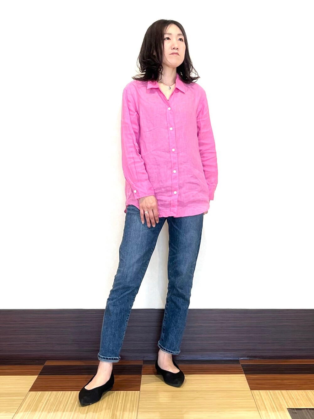 ピンク系のシャツ/ブラウス、ブルー系のデニムパンツ、ブラック系のパンプスを着用したレディースの夏コーディネートの3枚目の写真