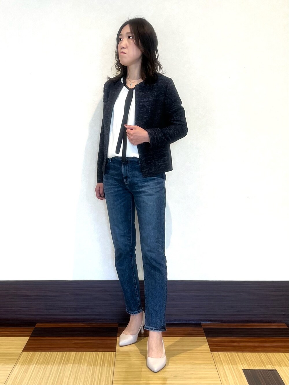 ブルー系のノーカラージャケット、ホワイト系のシャツ/ブラウス、ブルー系のデニムパンツを着用したレディースの春コーディネートの2枚目の写真