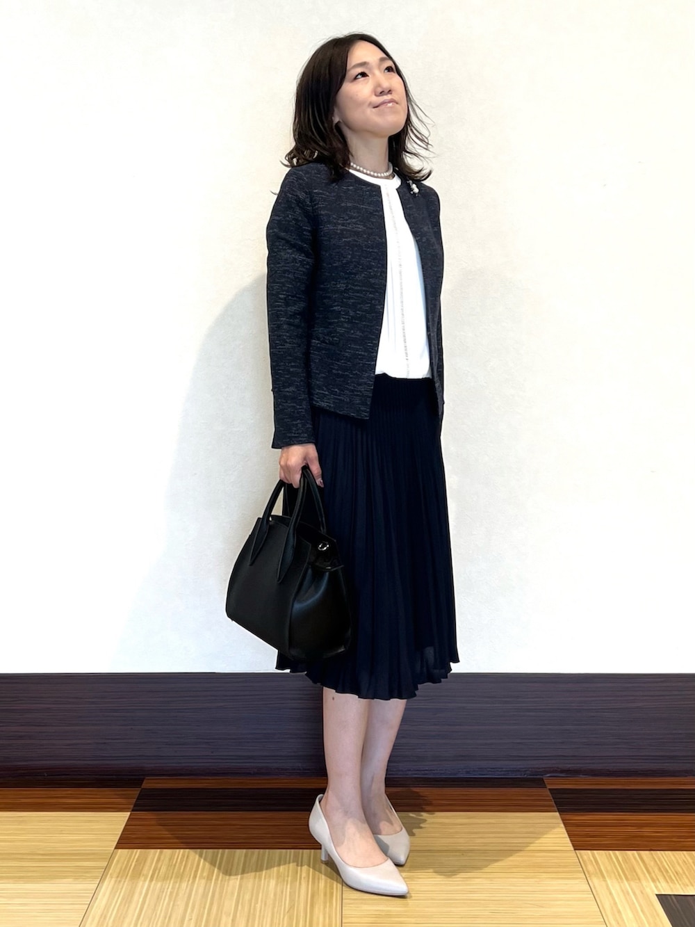 ホワイト系のシャツ/ブラウス、ブルー系のノーカラージャケット、ブルー系のスカートを着用したレディースの冬コーディネートの4枚目の写真