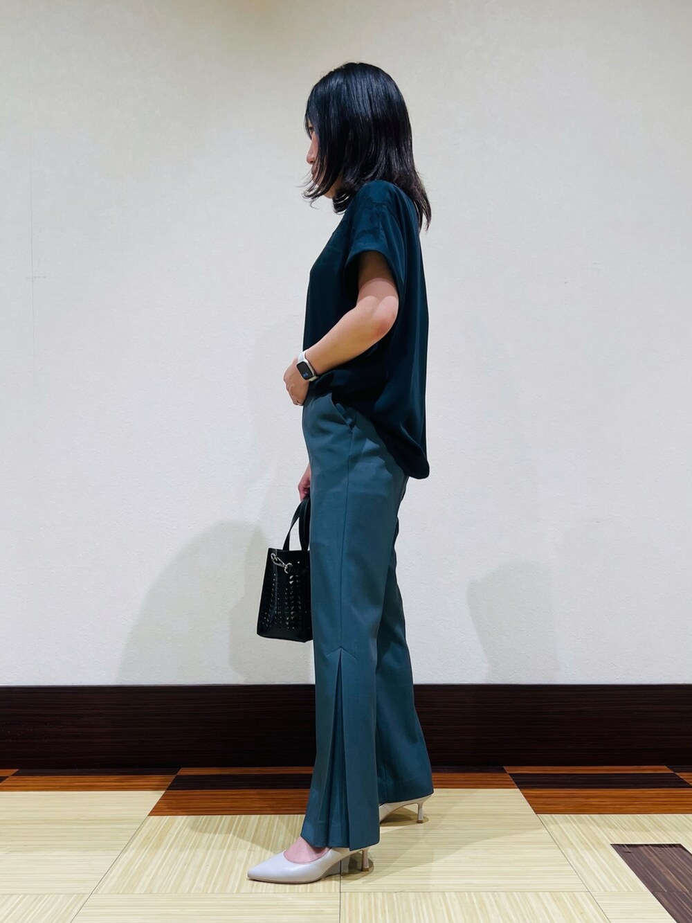 ブラック系のシャツ/ブラウス、グリーン系のその他パンツ、ブラック系のハンドバッグを着用したレディースの夏コーディネートの4枚目の写真