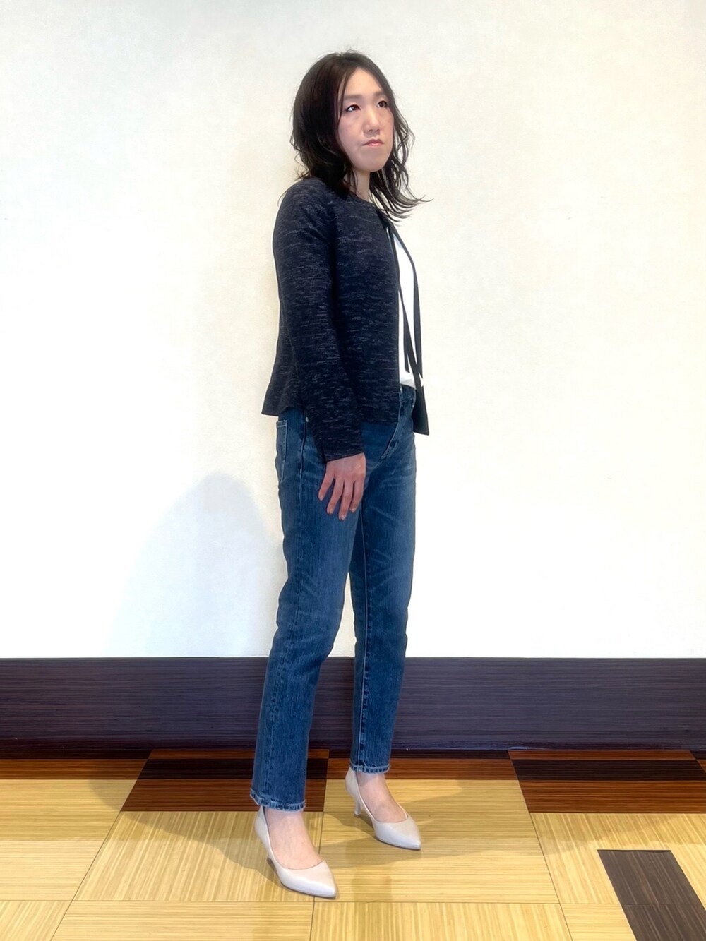 ブルー系のノーカラージャケット、ホワイト系のシャツ/ブラウス、ブルー系のデニムパンツを着用したレディースの春コーディネートの3枚目の写真