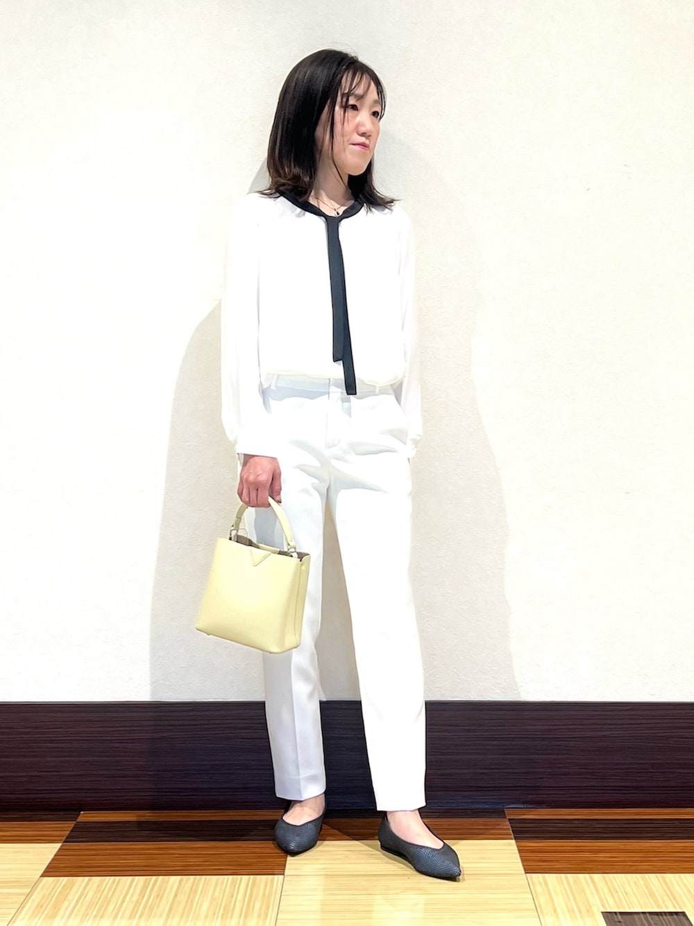 ホワイト系のシャツ/ブラウス、ホワイト系のその他パンツ、ベージュ系のショルダーバッグを着用したレディースの春コーディネートの3枚目の写真