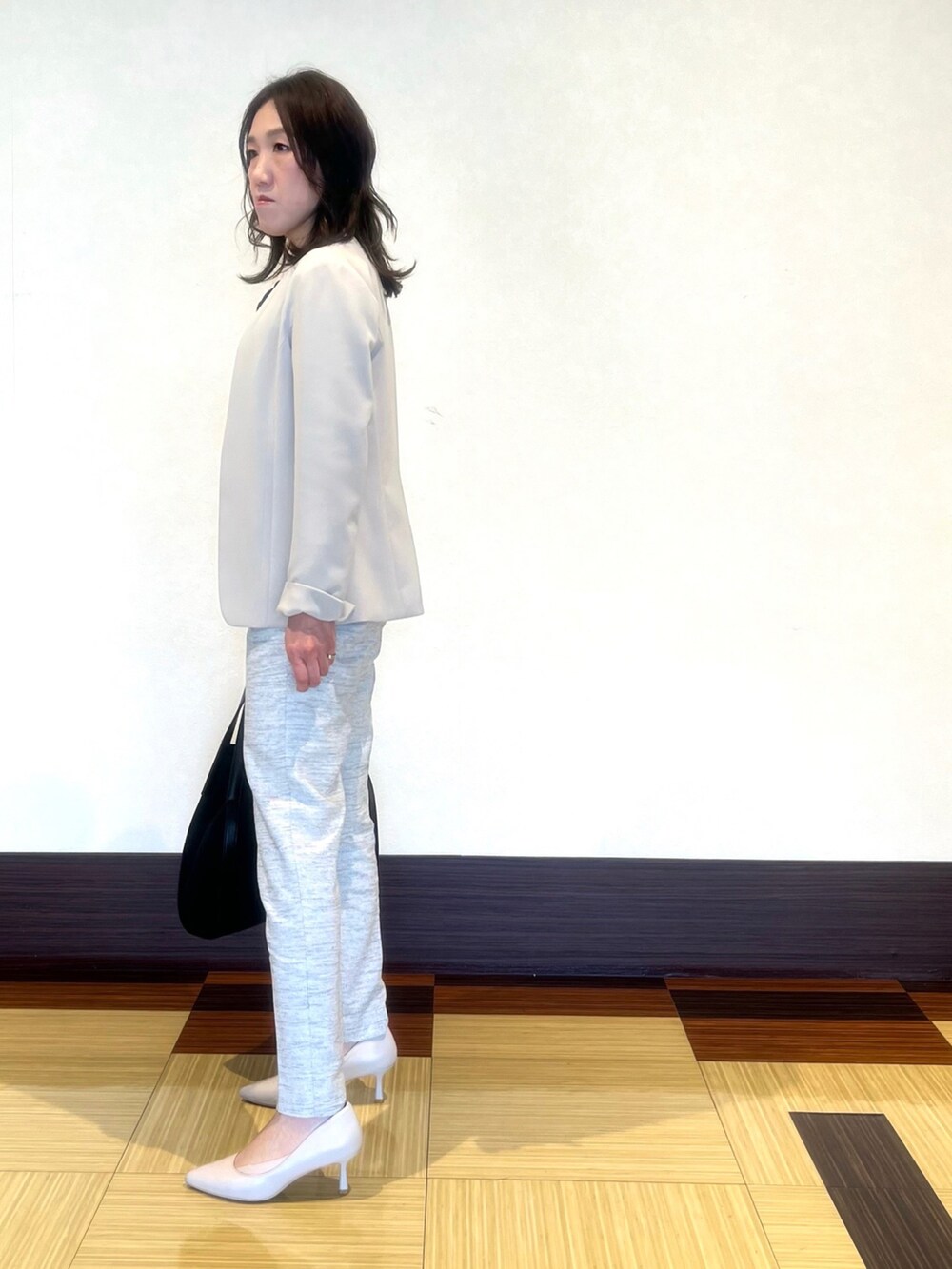 ブラック系のスーツジャケット、ホワイト系のシャツ/ブラウス、ブラック系のその他パンツを着用したレディースの春コーディネートの5枚目の写真