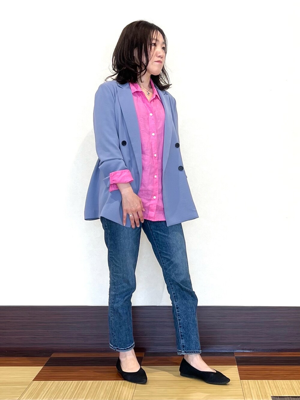 ピンク系のシャツ/ブラウス、ブルー系のスーツジャケット、ブラック系のパンプスを着用したレディースの春コーディネートの2枚目の写真