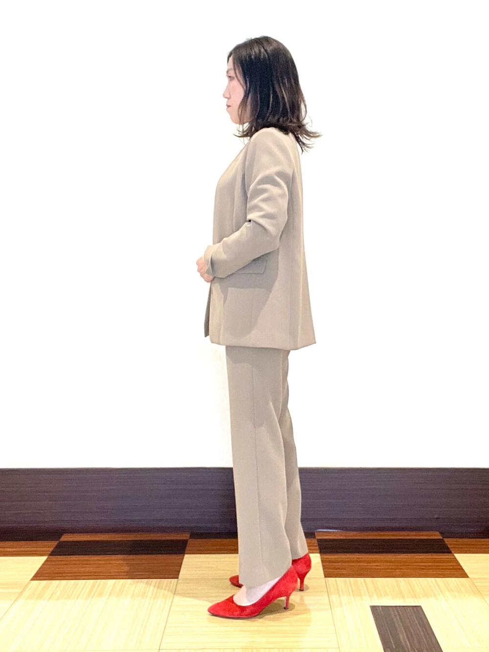 ホワイト系のシャツ/ブラウス、ベージュ系のその他パンツ、ベージュ系のスーツジャケットを着用したレディースの秋コーディネートの5枚目の写真