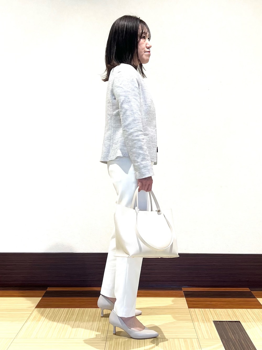 ブラック系のノーカラージャケット、ホワイト系のシャツ/ブラウス、ホワイト系のその他パンツを着用したレディースの春コーディネートの4枚目の写真