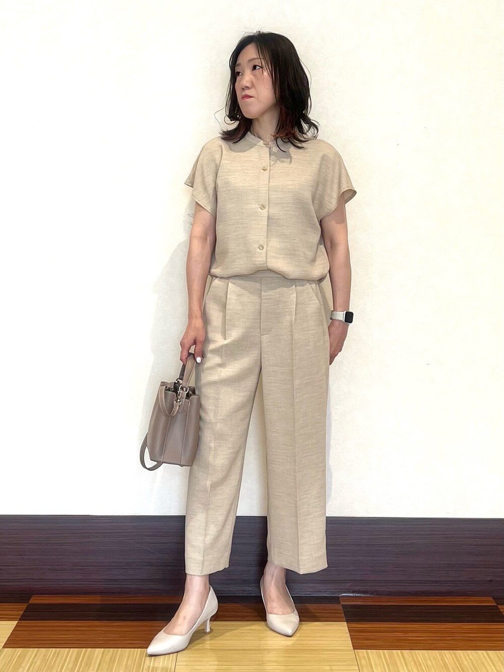 ベージュ系のシャツ/ブラウス、ベージュ系のその他パンツ、ベージュ系のショルダーバッグを着用したレディースの夏コーディネートの3枚目の写真