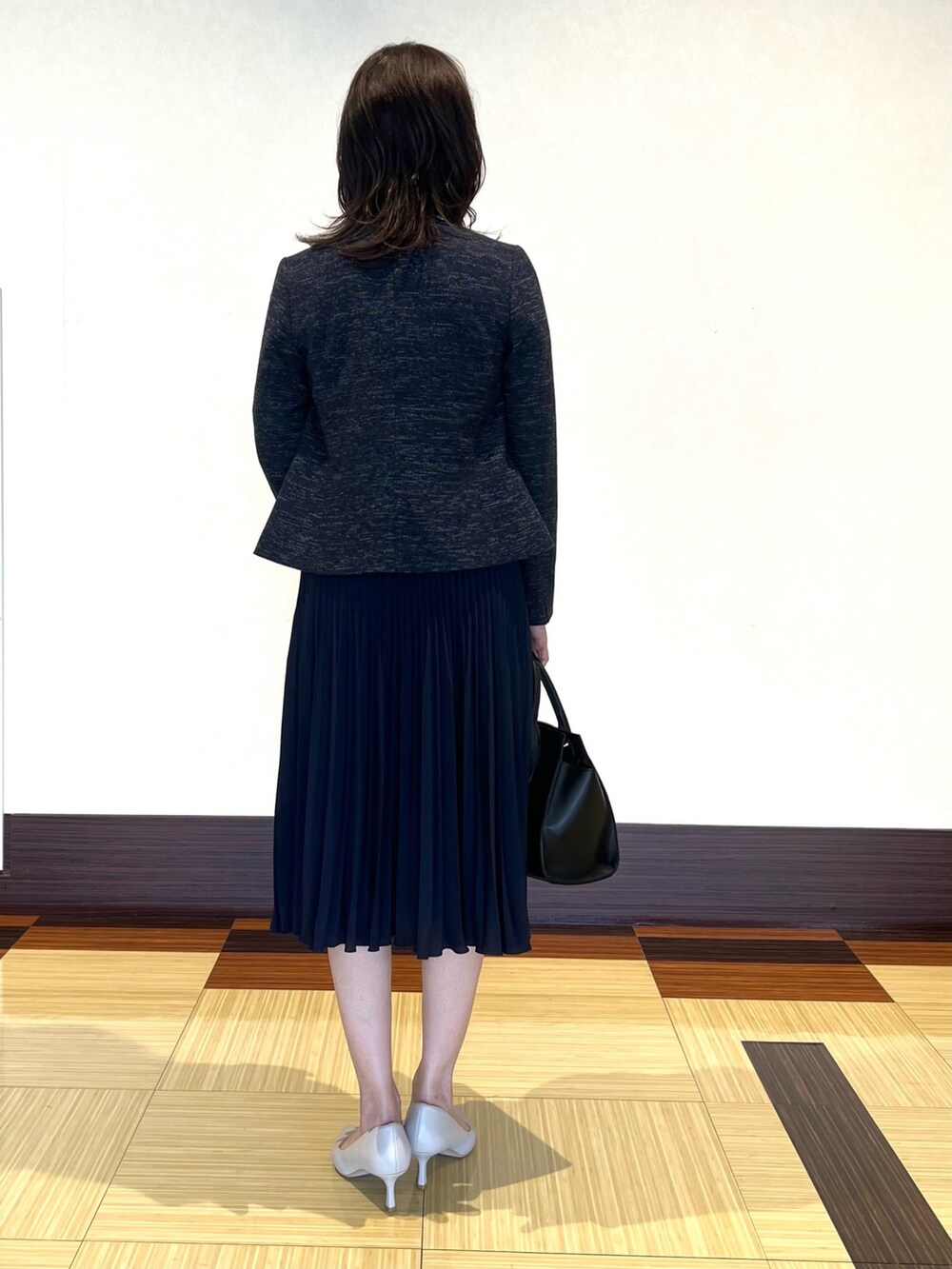 ホワイト系のシャツ/ブラウス、ブルー系のノーカラージャケット、ブルー系のスカートを着用したレディースの冬コーディネートの5枚目の写真