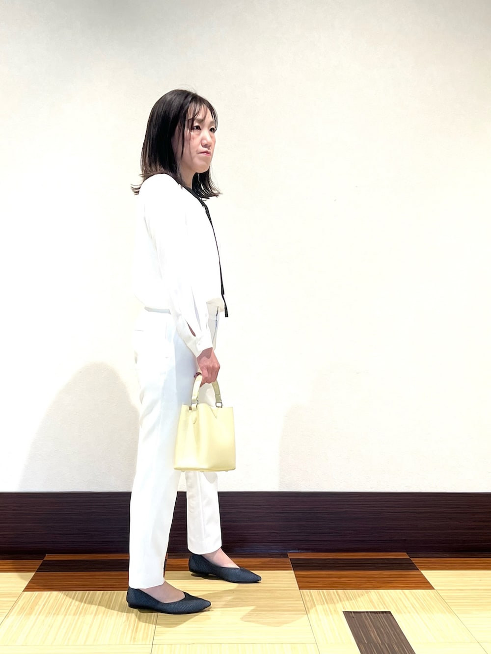 ホワイト系のシャツ/ブラウス、ホワイト系のその他パンツ、ベージュ系のショルダーバッグを着用したレディースの春コーディネートの5枚目の写真