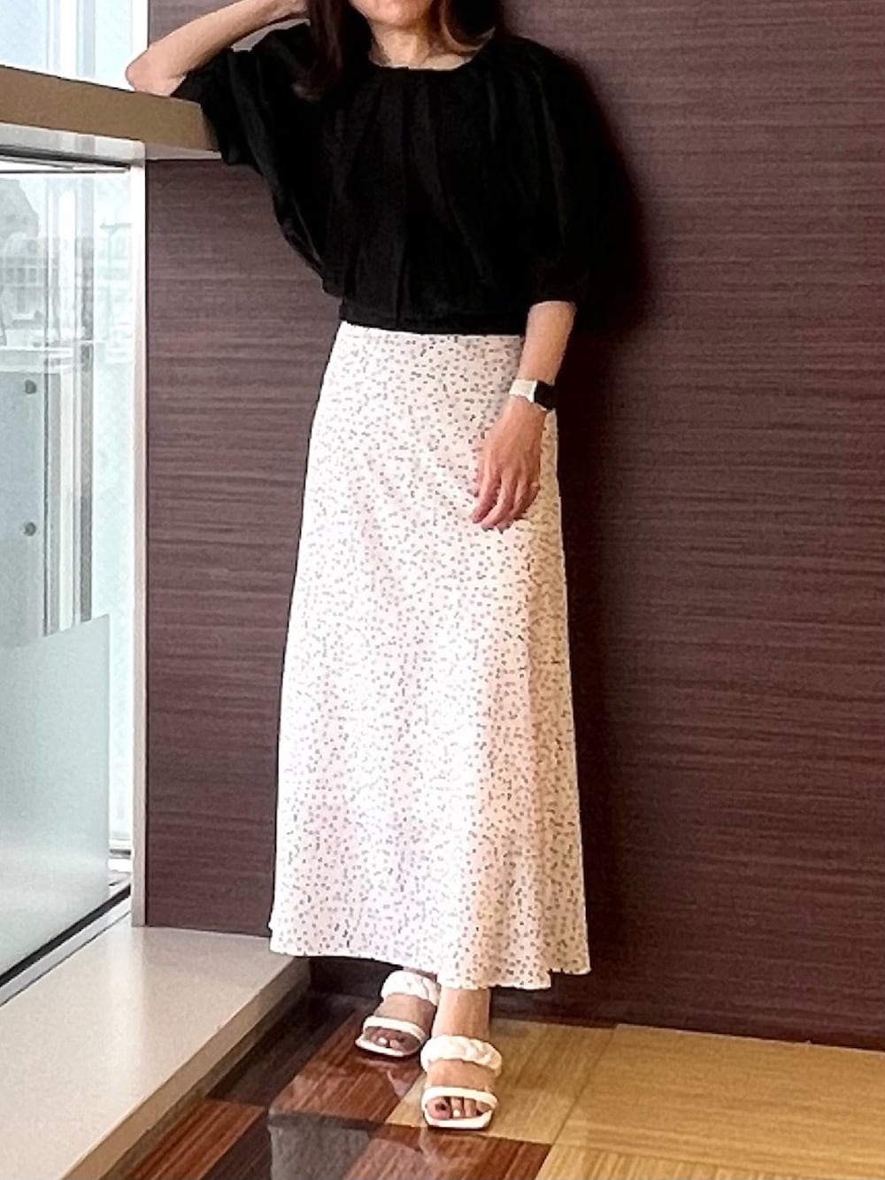 ブラック系のシャツ/ブラウス、ホワイト系のスカート、ホワイト系のサンダルを着用したレディースの夏コーディネートの3枚目の写真