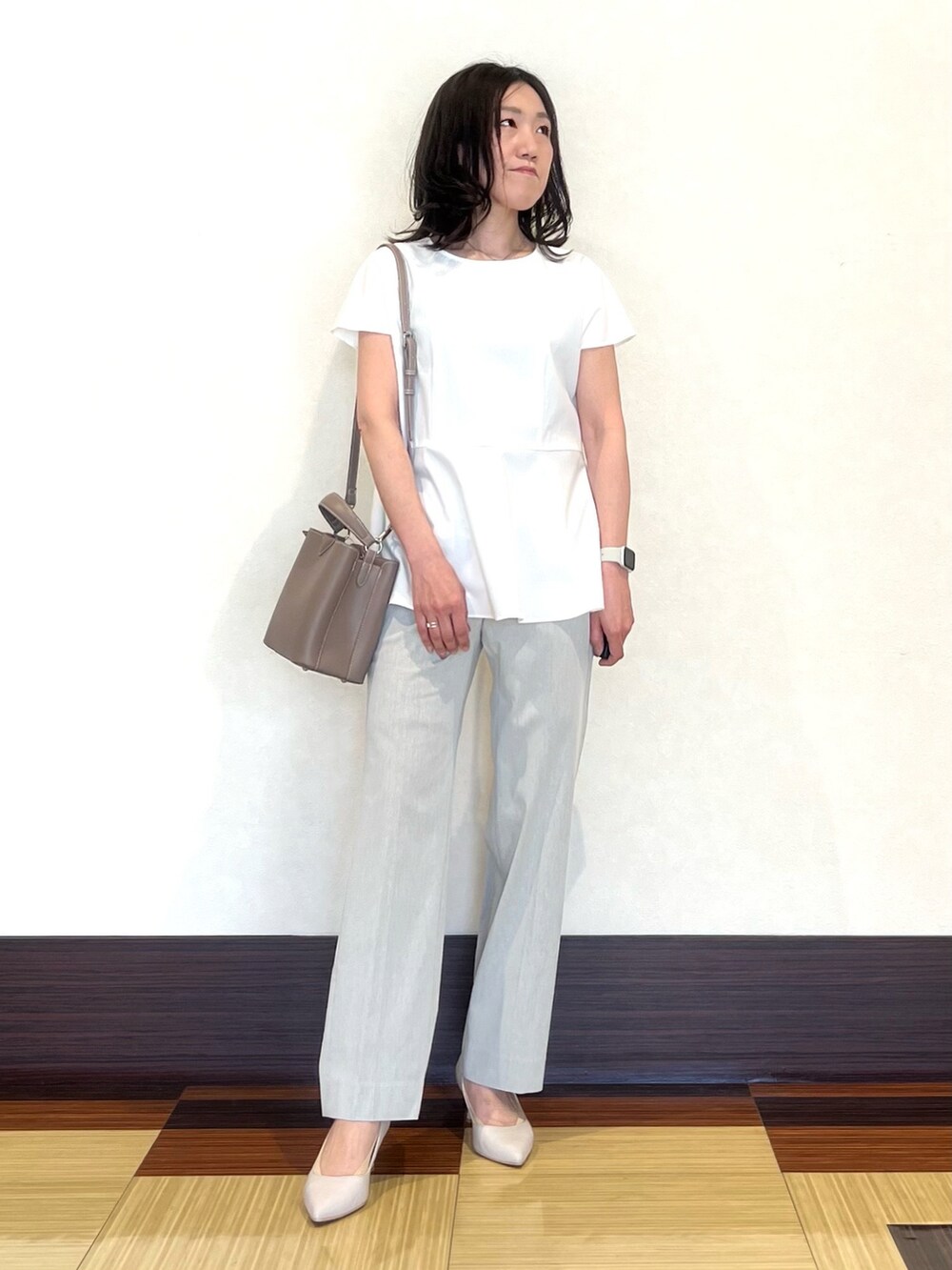 グレー系のスーツジャケット、ホワイト系のシャツ/ブラウス、グレー系のスーツパンツを着用したレディースの春コーディネートの4枚目の写真