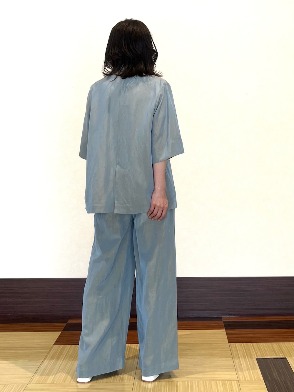 ブルー系のテーラードジャケット、ホワイト系のTシャツ/カットソー、ブルー系のその他パンツを着用したレディースの春コーディネートの5枚目の写真