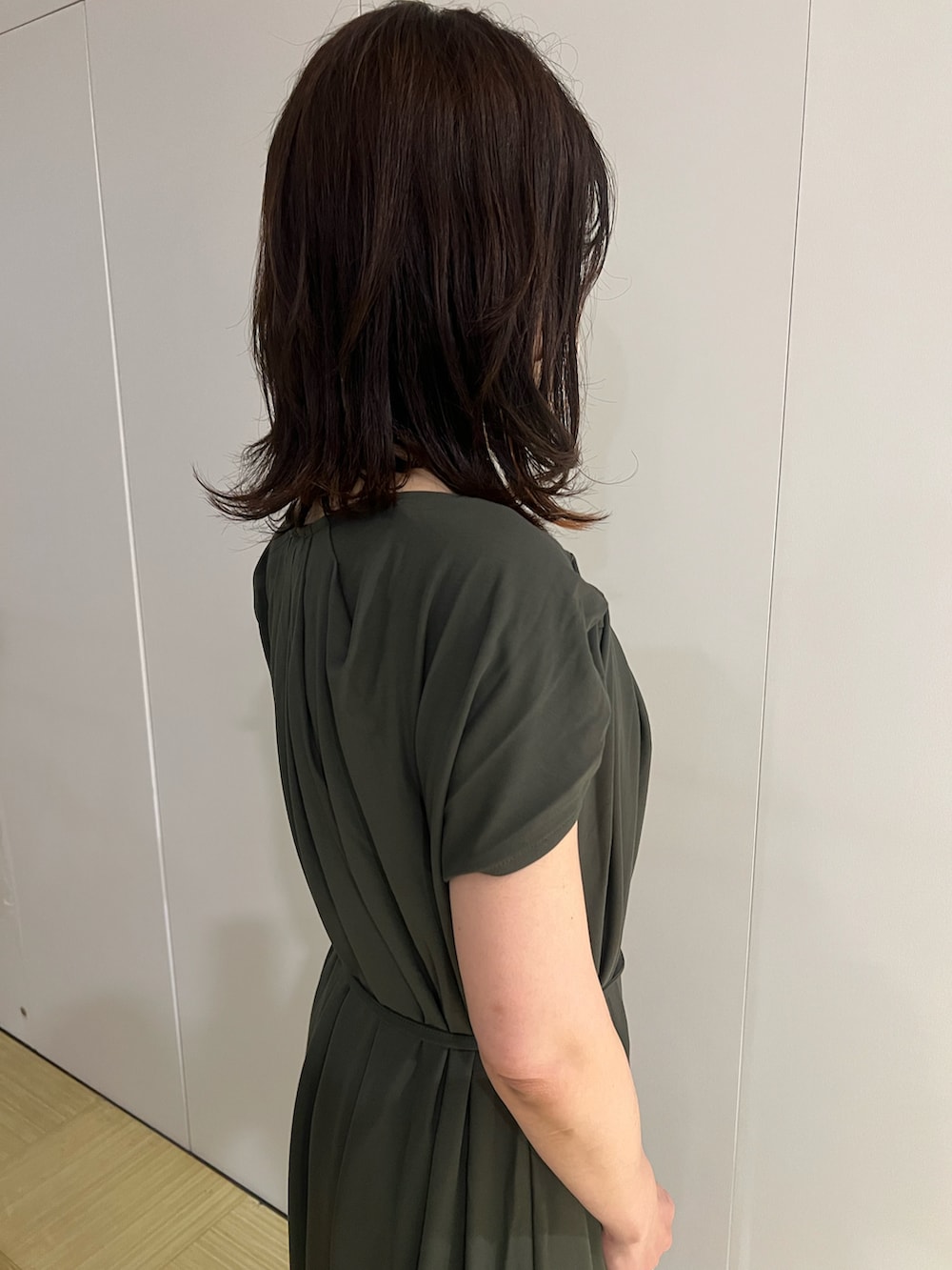 ブラック系のシャツ/ブラウス、グリーン系のワンピース、ホワイト系のサンダルを着用したレディースの夏コーディネートの5枚目の写真