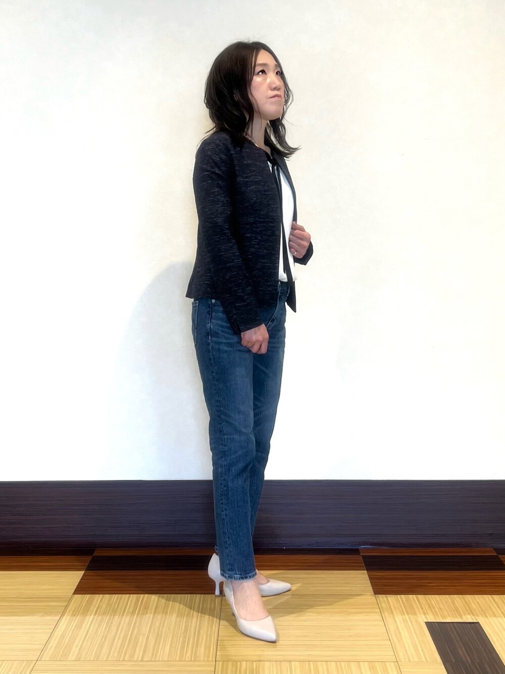 ブルー系のノーカラージャケット、ホワイト系のシャツ/ブラウス、ブルー系のデニムパンツを着用したレディースの春コーディネートの4枚目の写真