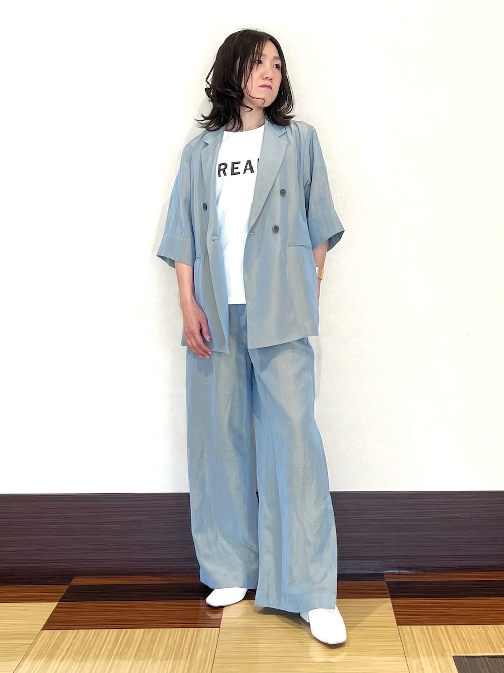 ブルー系のテーラードジャケット、ホワイト系のTシャツ/カットソー、ブルー系のその他パンツを着用したレディースの春コーディネートの2枚目の写真