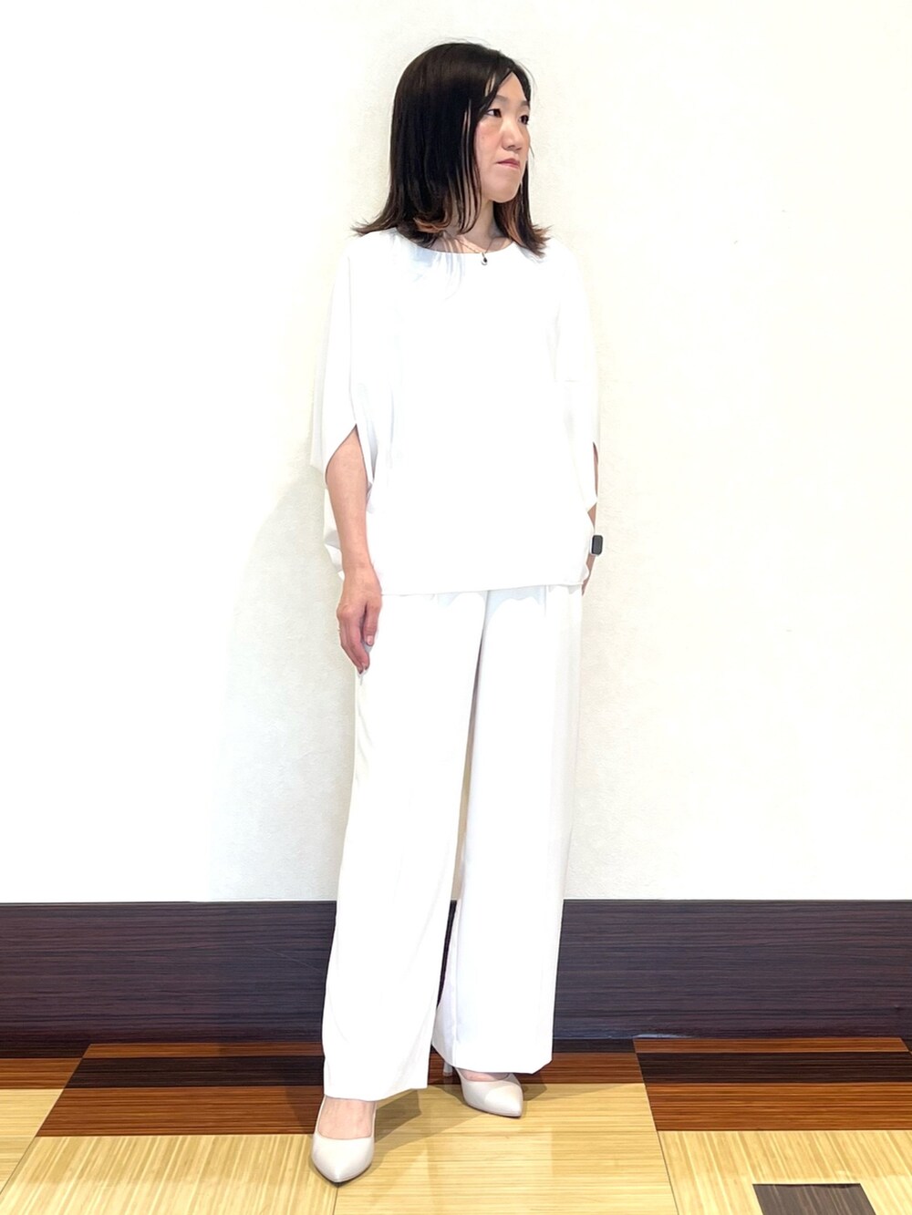 ホワイト系のシャツ/ブラウス、ホワイト系のその他パンツ、ホワイト系のショルダーバッグを着用したレディースの夏コーディネートの5枚目の写真